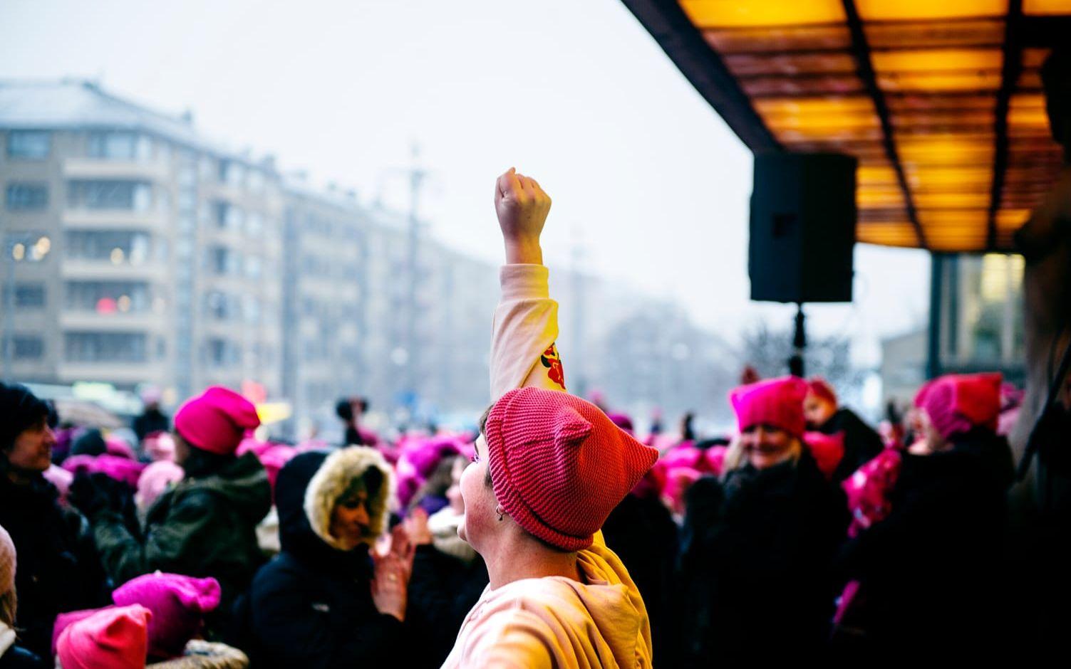 Hundratals personer samlades på Götaplatsen för att sjunga Milcks "Quiet". FOTO: Anna Svanberg