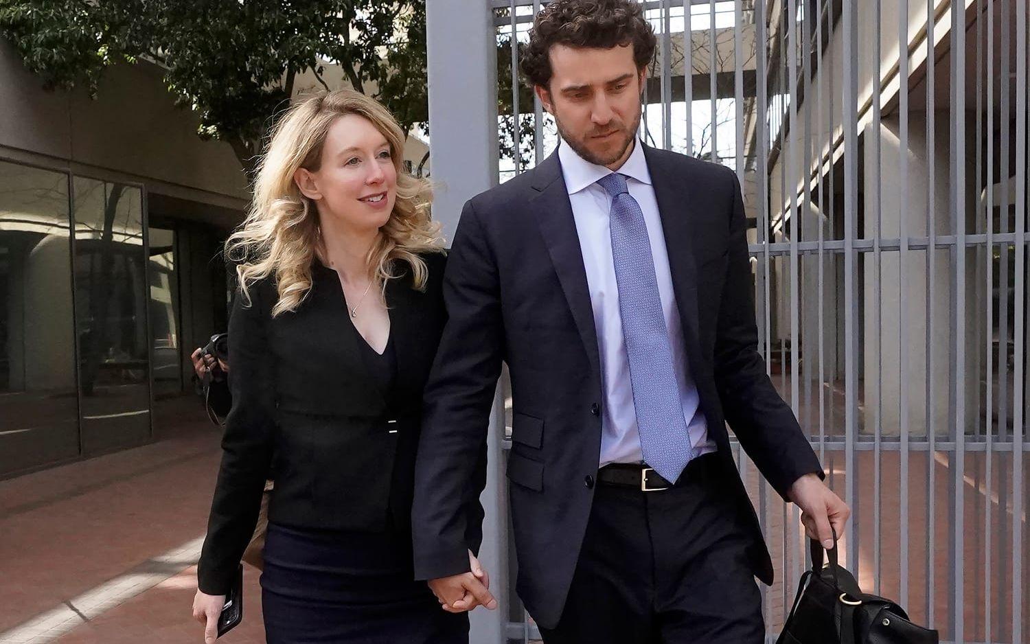 Elizabeth Holmes och partner, Billy Evans när de lämnade rätten i mars i år.