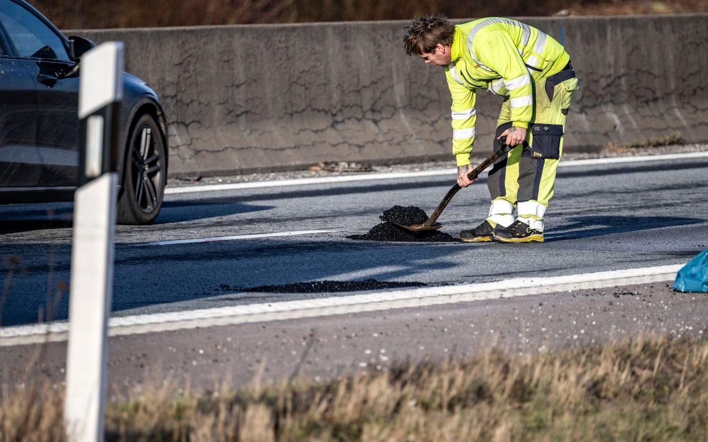 Infrastrukturminister Andreas Carlson (KD) har sagt att han inte vill se några potthål 2037. Arkivbild.