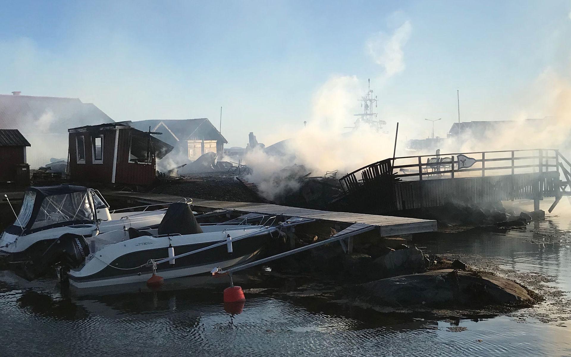 Flera byggnader totalförstördes när en brand bröt ut i hamnen på Källö-Knippla under onsdagsnatten.