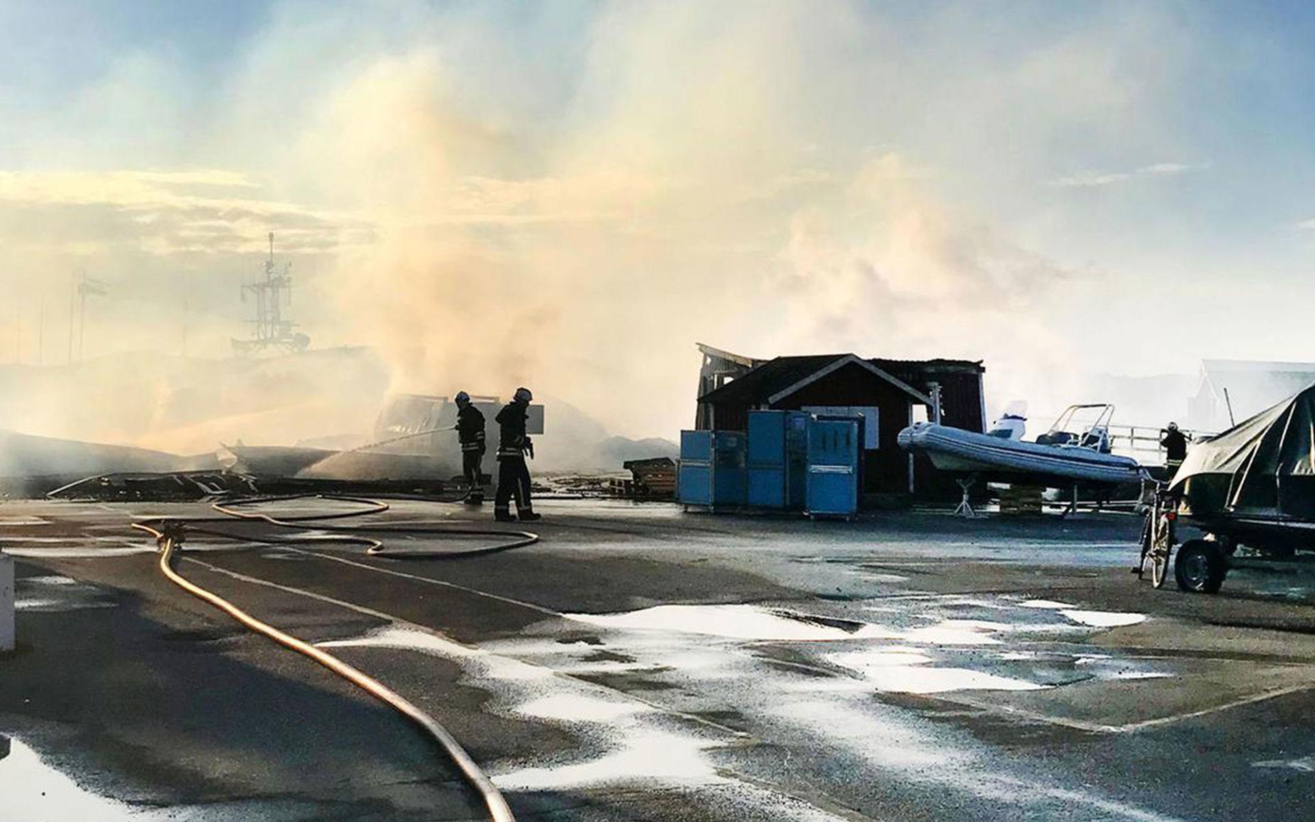 Flera byggnader totalförstördes när en brand bröt ut i hamnen på Källö-Knippla under onsdagsnatten.