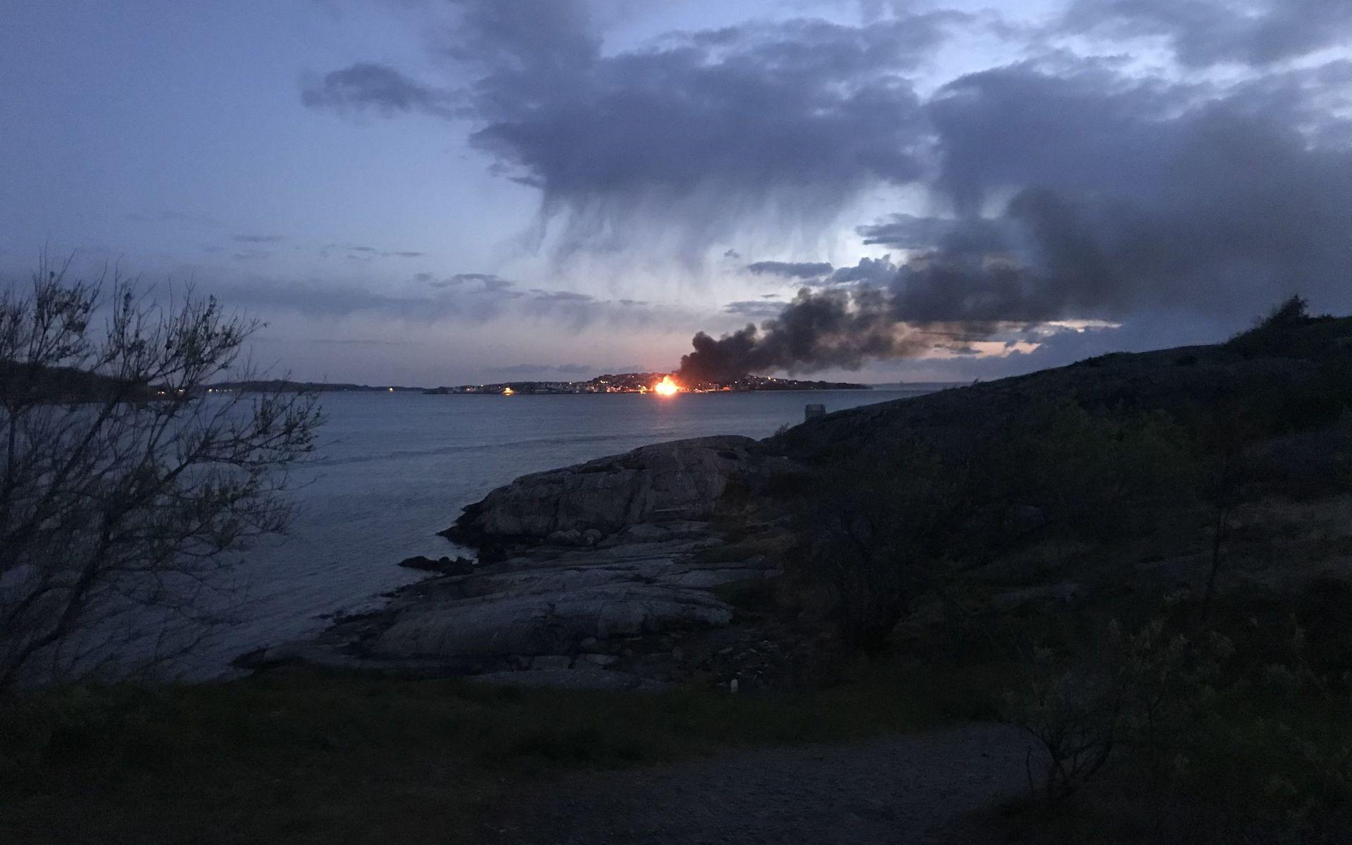 En av GP:s läsare fångade branden på bild från närliggande Björkö.