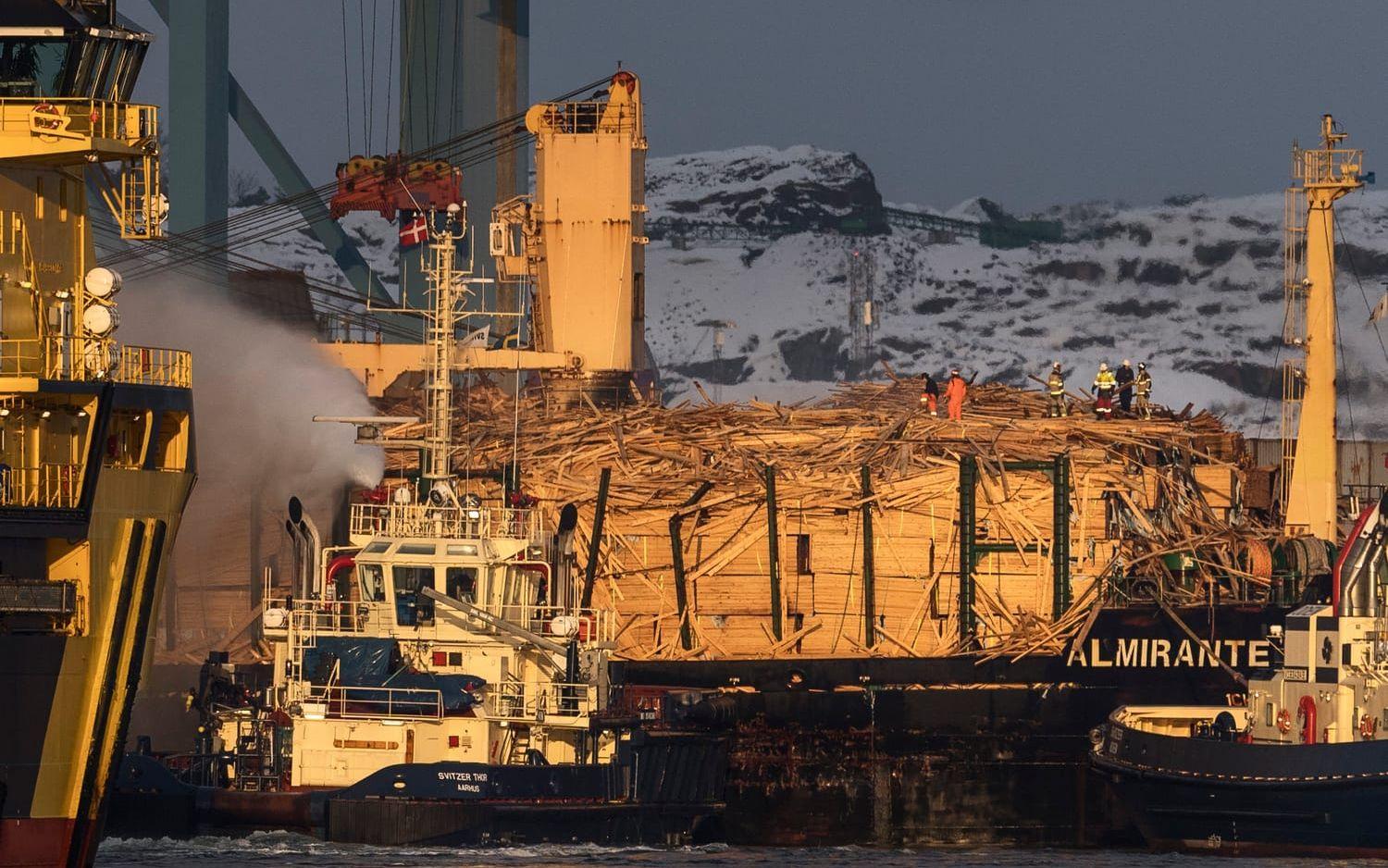 Efter att ha brunnit till havs i en vecka flyttades fartyget Almirante Storni in i Skandiahamnen. Vid kajen tog räddningstjänsten över ansvaret.