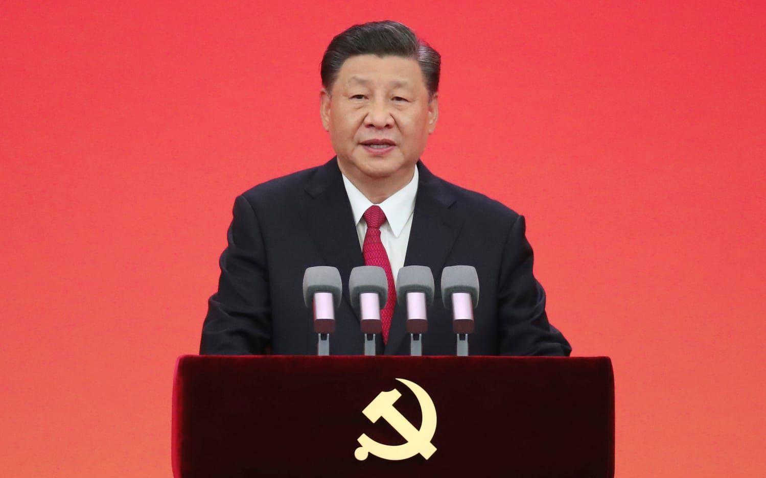 Kinas president Xi Jinping, tillika generalsekreterare för Kinas kommunistiska parti och ordförande för den centrala militärkommissionen i talarstolen i samband med kommunistiska partiets 100-års firande juni 2021. (Arkivbild)