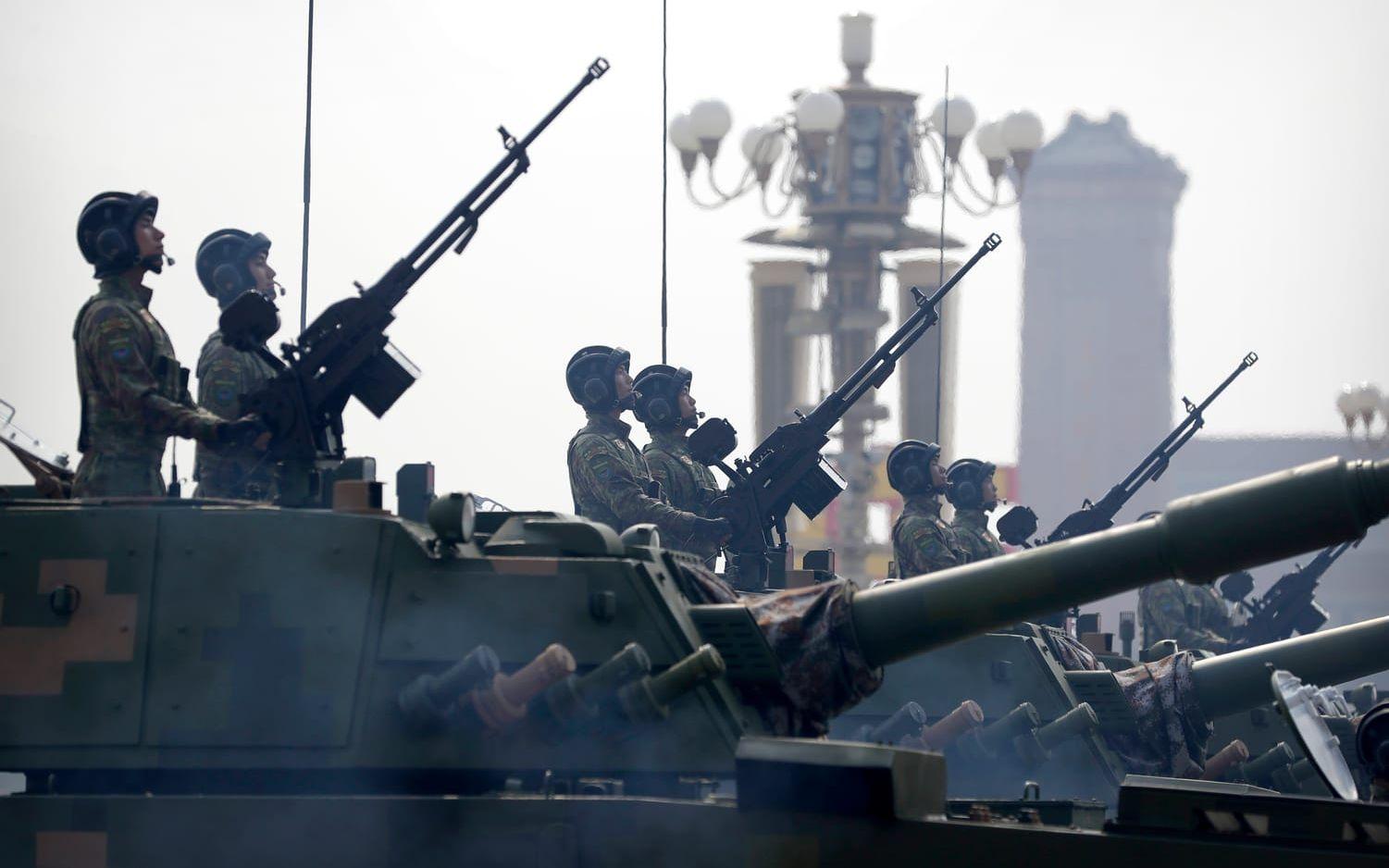 Geely samarbetar med statliga försvarsjätten China North Industries, som bland annat tillverkar stridsvagnar – ett bolag som står under sanktion av USA. Här syns stridsvagnsförare som står i givakt under firandet av Folkrepubliken Kinas 70-årsjubileum 2019. (Arkivbild)