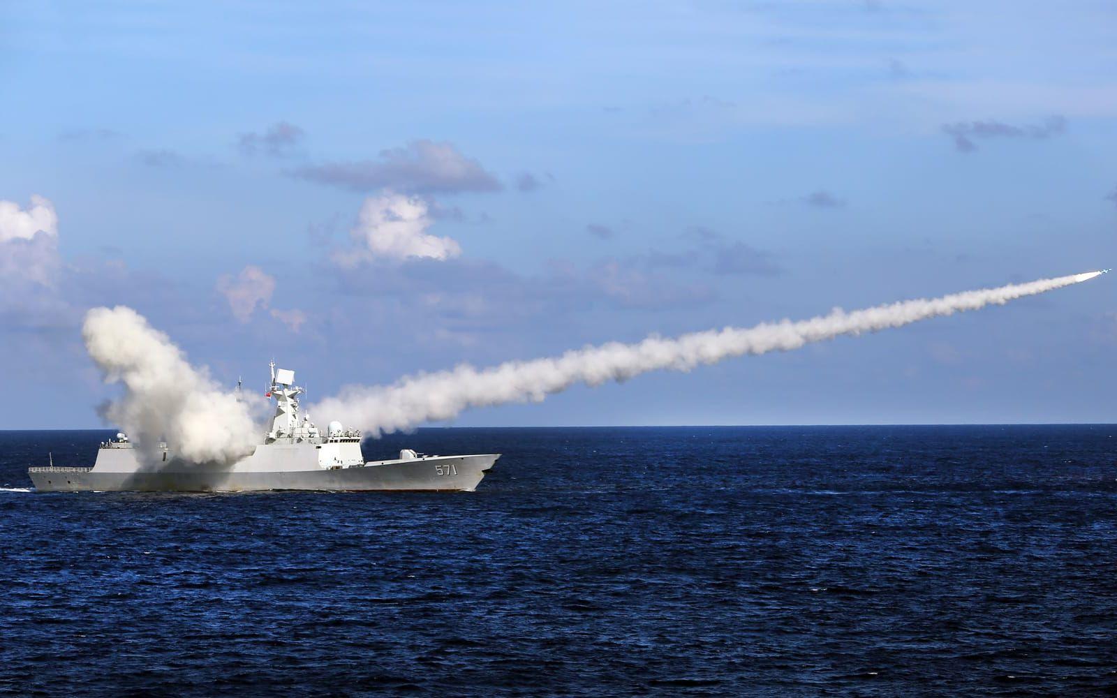 Kinas militära närvaro i Sydkinesiska sjön har ökat spänningarna med omvärlden, inte minst med Taiwan. Här syns fregatten Yuncheng avfyra en sjömålsrobot vid en flottövning utanför kinesiska ön Hainan 2016.