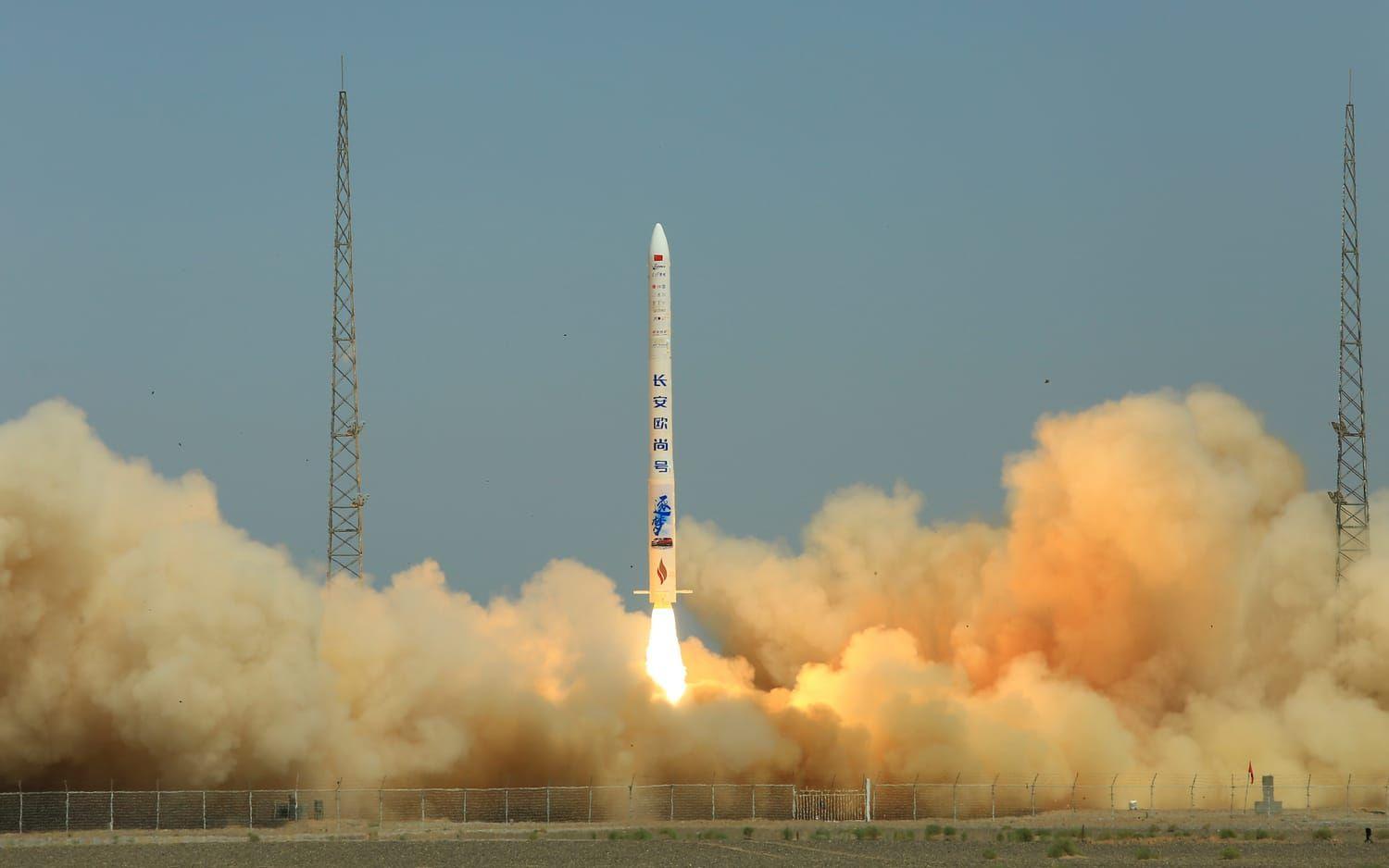 Privata bolag, bland annat Geely, har gett sig in i den kommersiella rymdkapplöpningen. Kinesisk rymdteknik är dock under sanktion av USA sedan länge. På bilden syns raketen SQX-1 från bolaget i-Space lyfta från ett rymdcenter i Jiuquan i nordvästra Kina.