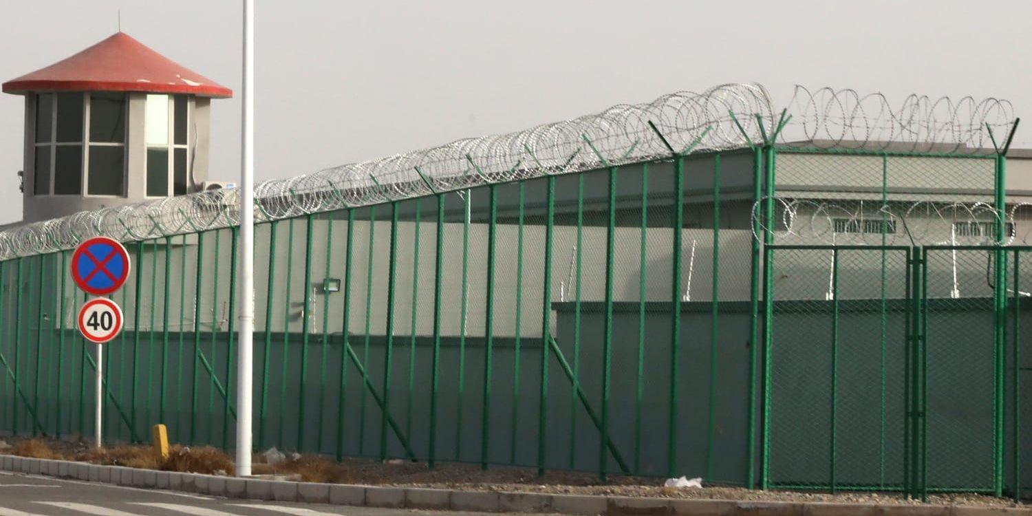 Kinas förtryck av folkgruppen uigurer har bland annat lett till byggandet av interneringläger i Xinjiangprovinsen. Företaget Hikvision som har inlett ett ”fördjupat samarbete” med Geely, är bannlysta av USA för att ha levererat övervakningsutrustning till dessa läger. På bilden syns taggtrådsstängsel och ett vakttorn i ett läger i staden Kunshan i Xinjiang.