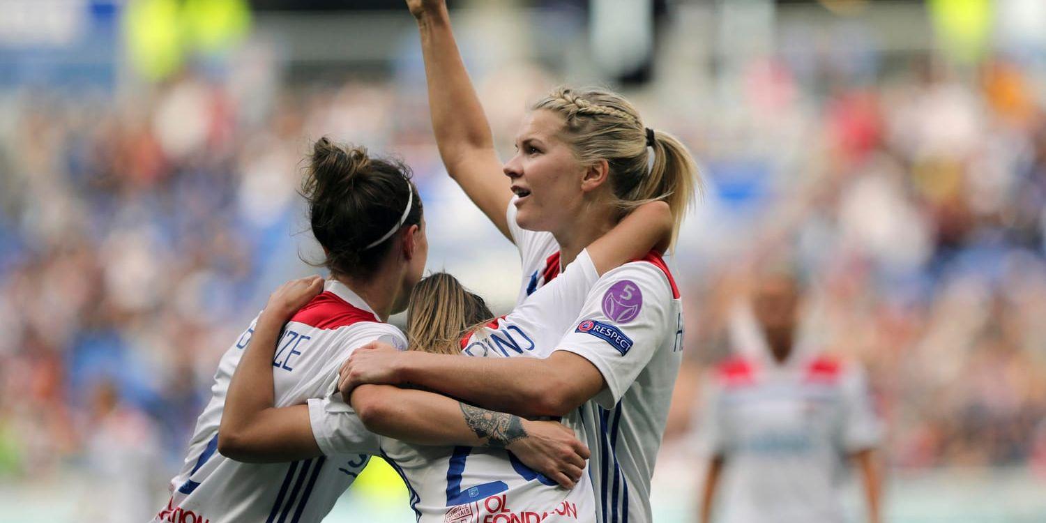 Norskan Ada Hegerberg, till höger, gjorde sitt 20:e mål för säsongen när mästarlaget Lyon avslutade säsongen med en 3–0-seger hemma mot Metz. Arkivbild.