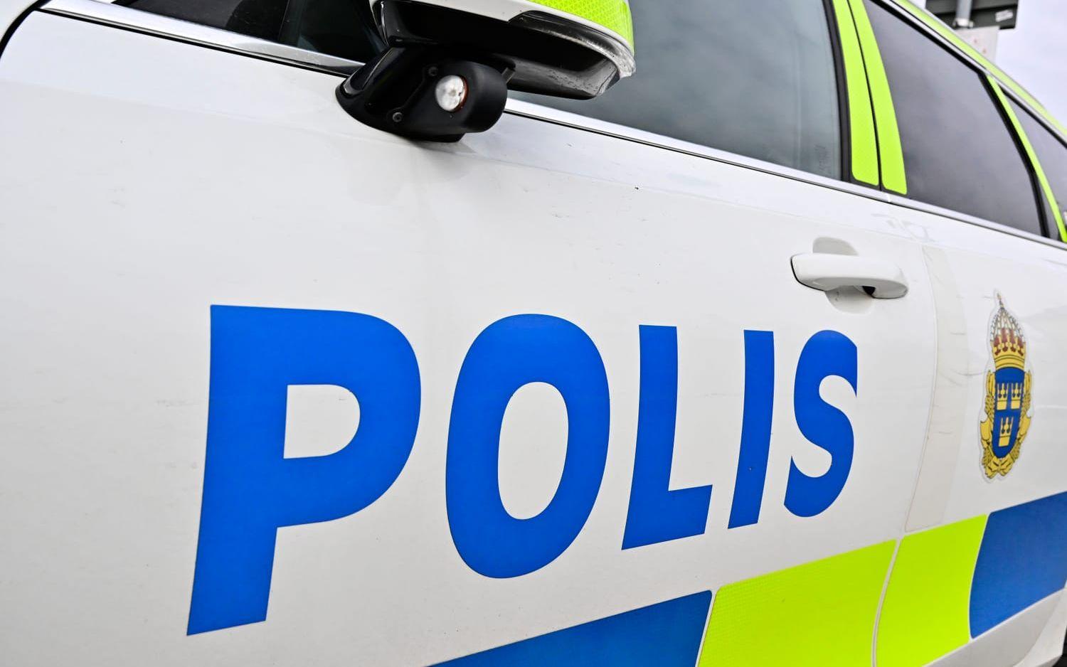 En brand bröt ut i en polisbil tidig lördagskväll. Arkivbild.