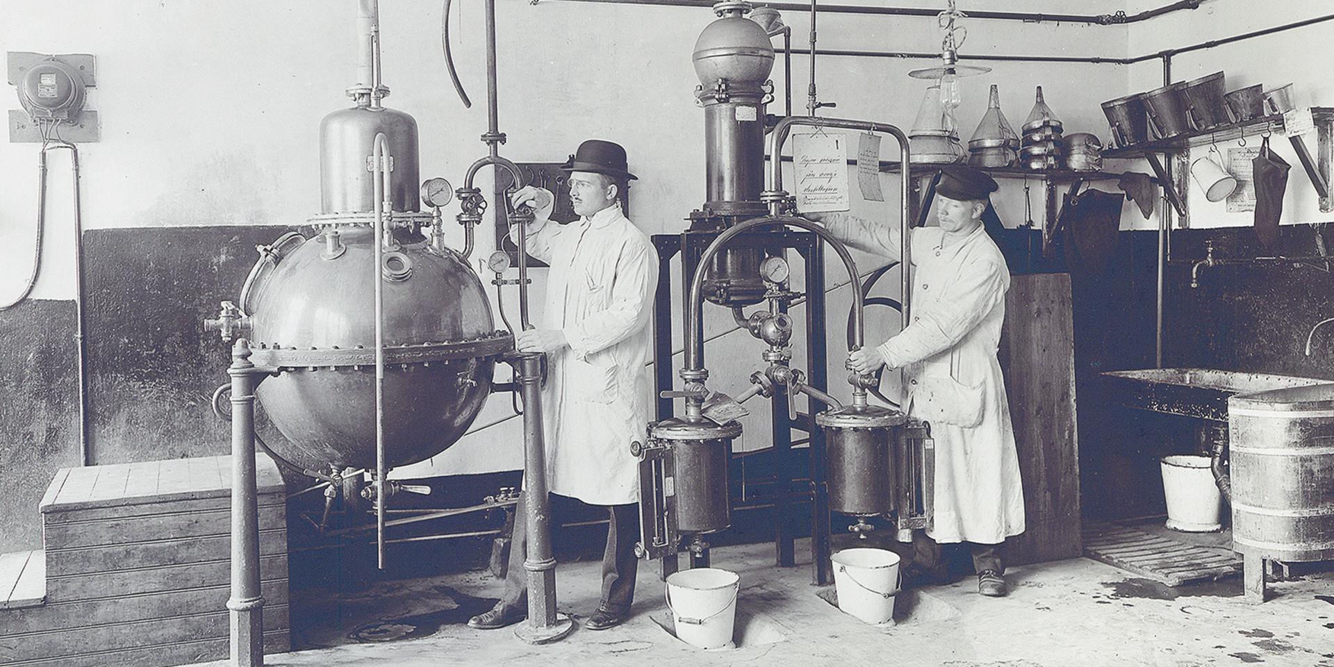 Destilleringsrummet på bryggeriet Roberts AB. De första åren huserade företaget i centrala Örebro.
