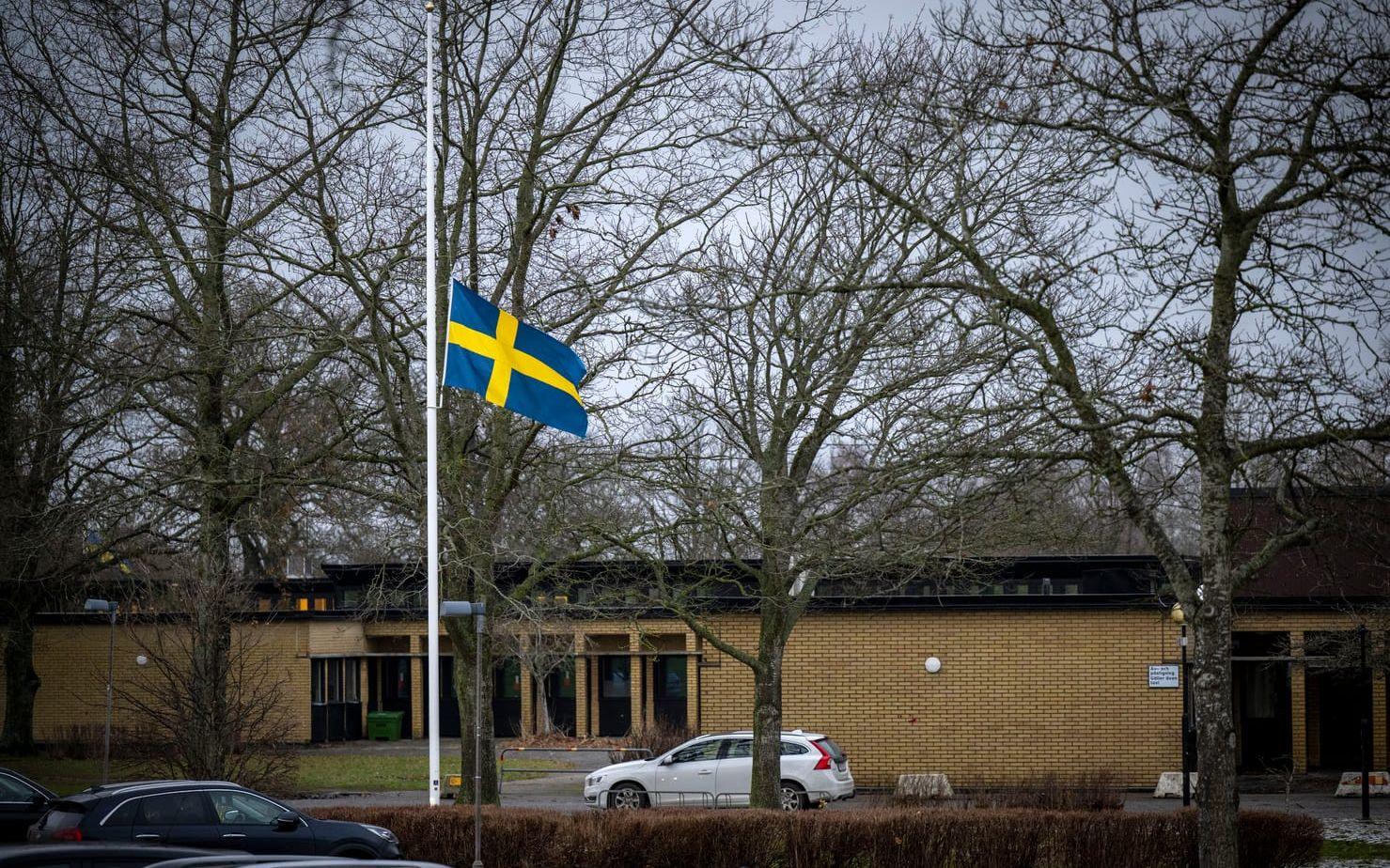 Flera skolor i Hörby kommun flaggar på halvstång. 