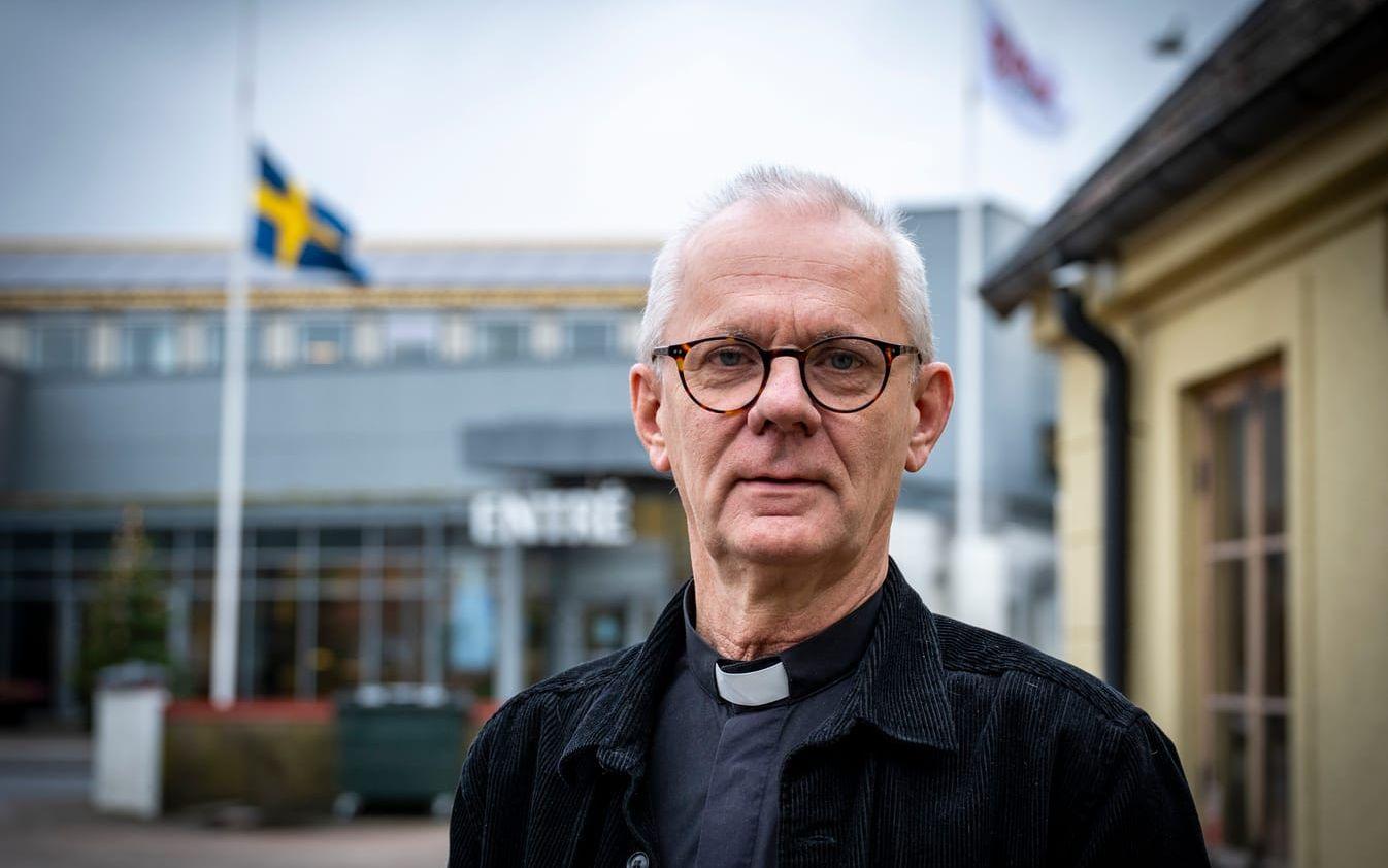 Kyrkoherde Olof Sandström utanför församlingshemmet i Hörby på onsdagen efter tisdagens misstänkta dubbelmord.