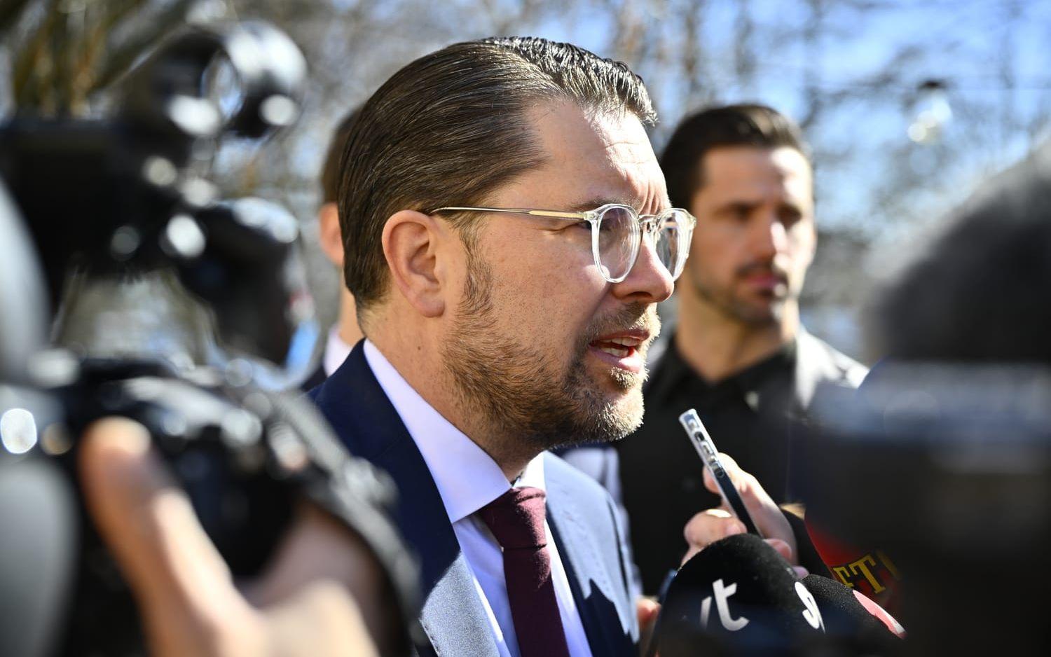 Sverigedemokraternas partiledare Jimmie Åkesson hävdar att det största oppositionspartiet, Socialdemokraterna, inte kommer att hålla i rodret vid ett eventuellt regeringsskifte. Bild från i april.