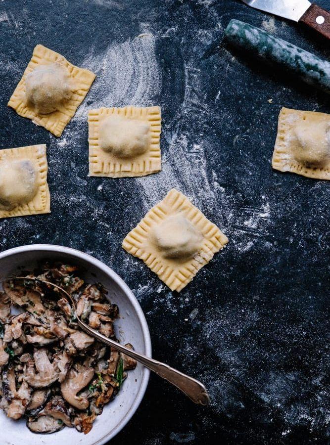Den här gången står pasta på menyn när Therese Elgquist bjuder på en hemgjord ravioli med krämig svampfyllning och en snabbare variant med pesto, pumpa och kikärtskrutonger som svängs ihop på nolltid.