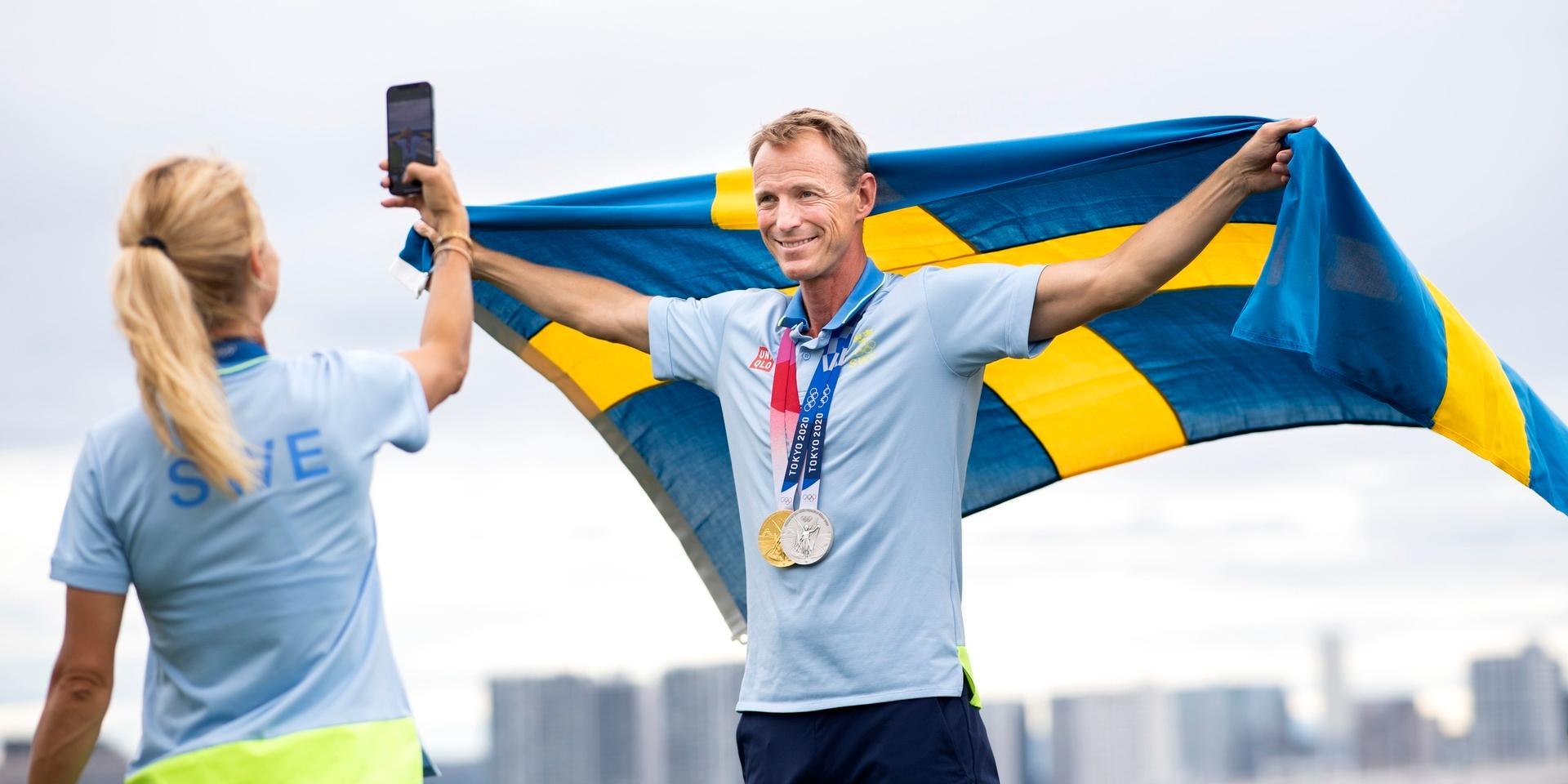 Malin Baryard Johnsson tar en bild på lagkamraten Peder Fredricson och hans två OS-medaljer.