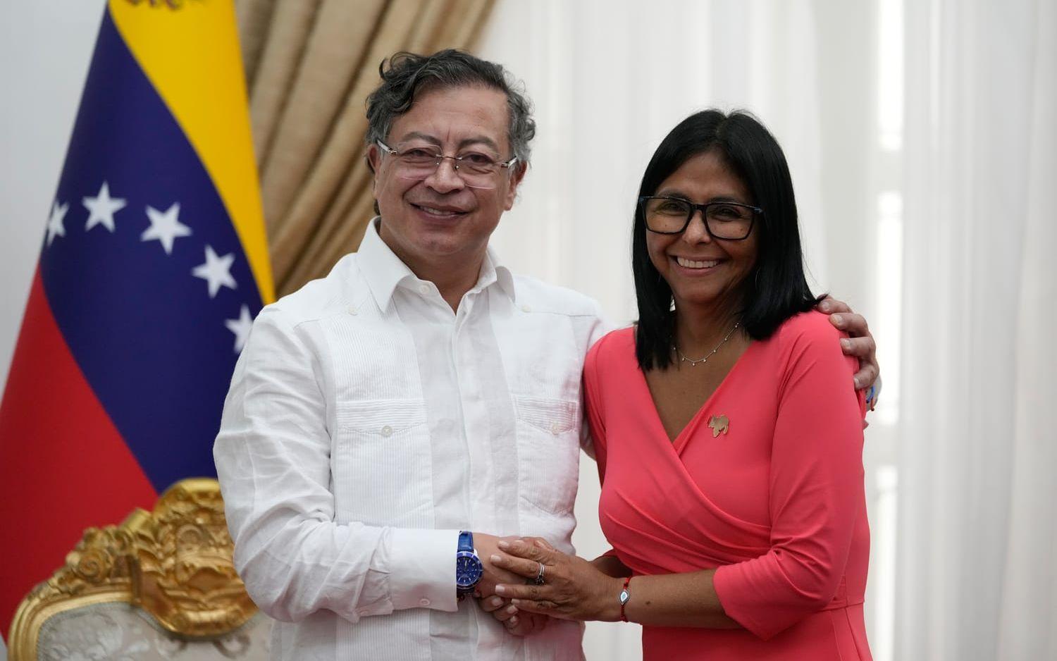 Colombias president Gustavo Petro tillsammans med Venezuelas president Delcy Rodríguez under fredagen.