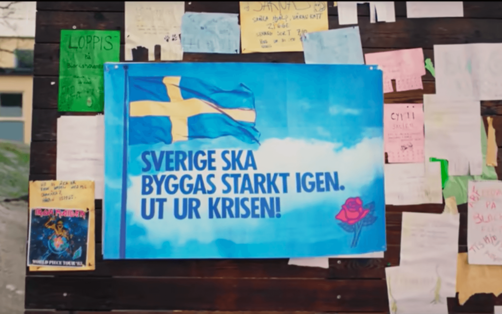 I reklamfilmen syns ett socialdemokratiskt valbudskap med svenska färger i bakgrunden.