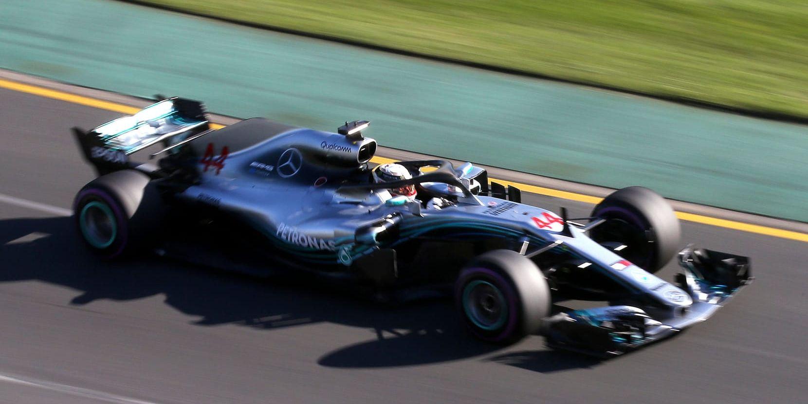 Lewis Hamilton, Mercedes, under andra träningssessionen i Melbourne.
