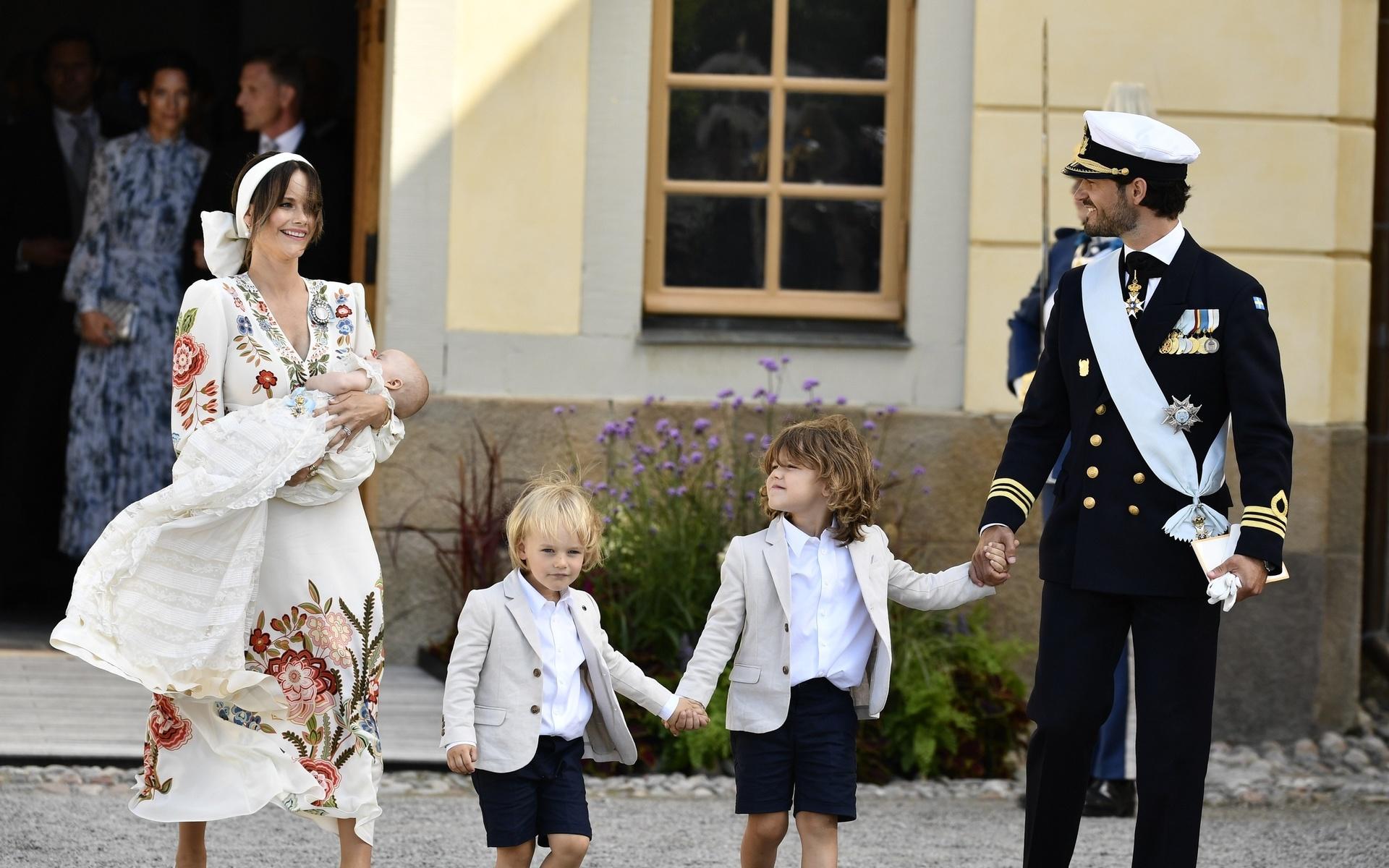 
Prinsessan Sofia som håller prins Julian, prins Gabriel, prins Alexander och Carl Philip efter prins Julians dop.
