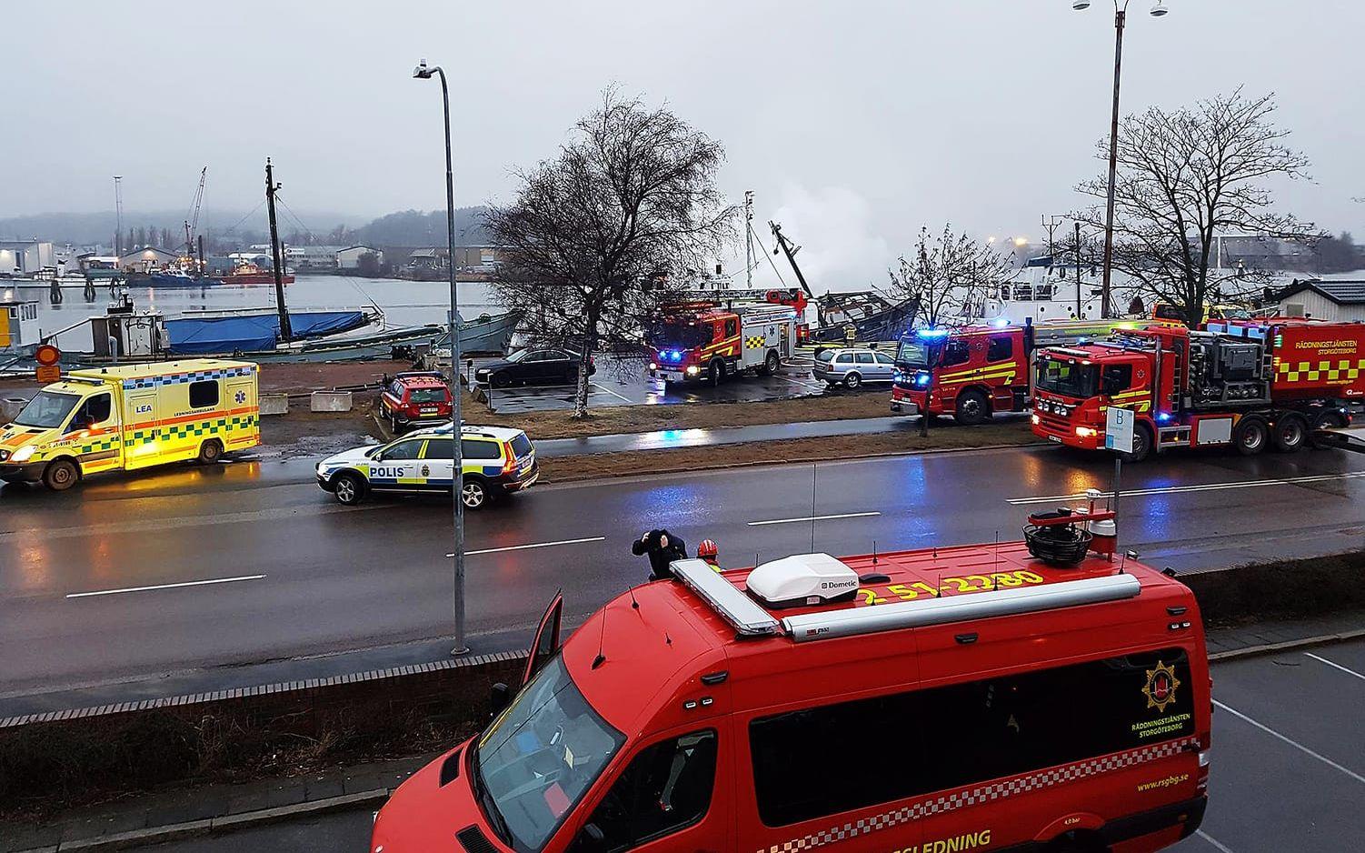 Ett 30 meter långt fartyg började under måndagen brinna vid Gullbergskajen. FOTO: Läsarbild