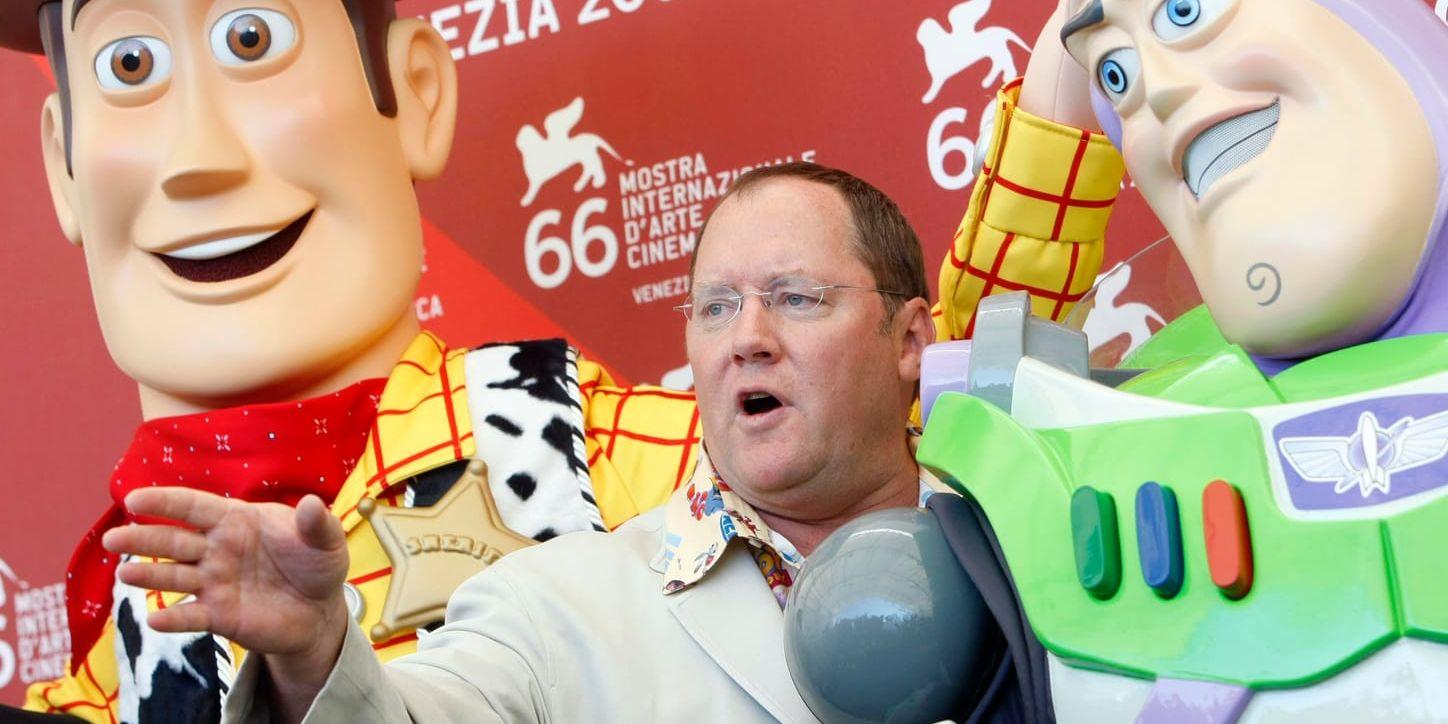 John Lasseter med några av sina skapelser, ur "Toy Story"-filmerna, på Venedigs filmfestival 2009. Arkivbild.