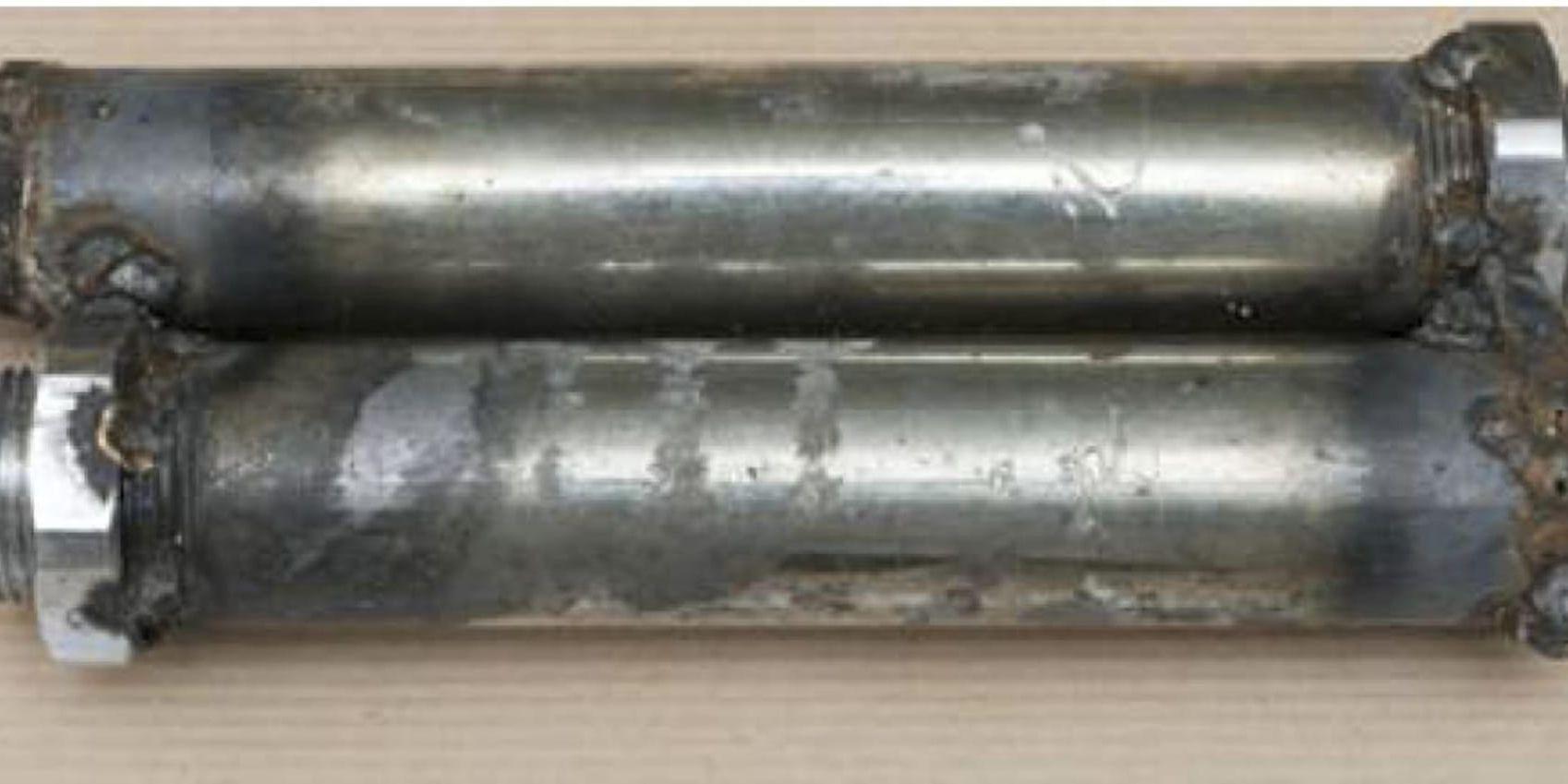 Sprängladdningen som skickades till företaget i London bestod av metallrör med ett explosivt ämne.