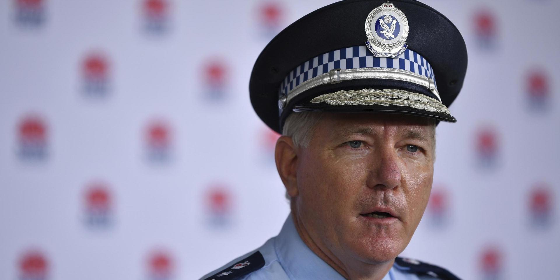 New South Wales poliskommissionär Mick Fuller var kritisk till de två männen som bröt mot restriktionerna och gick vilse under söndagen. 