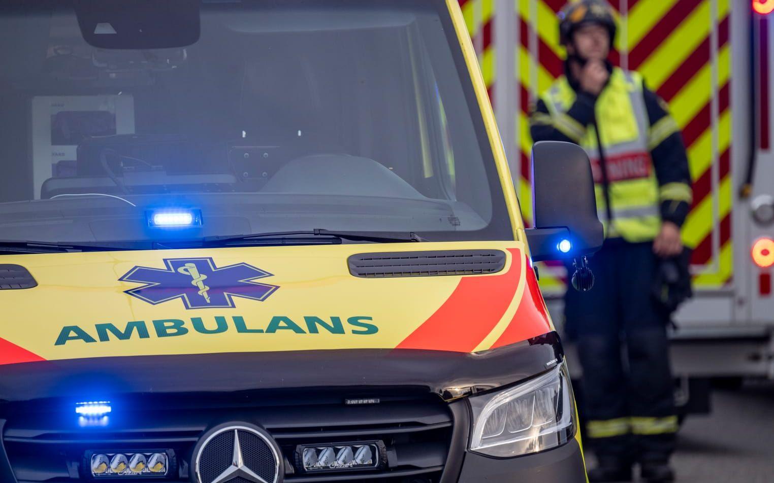 Ambulans och räddningstjänst har kallats till ett företag i Örebro län. Arkivbild. 