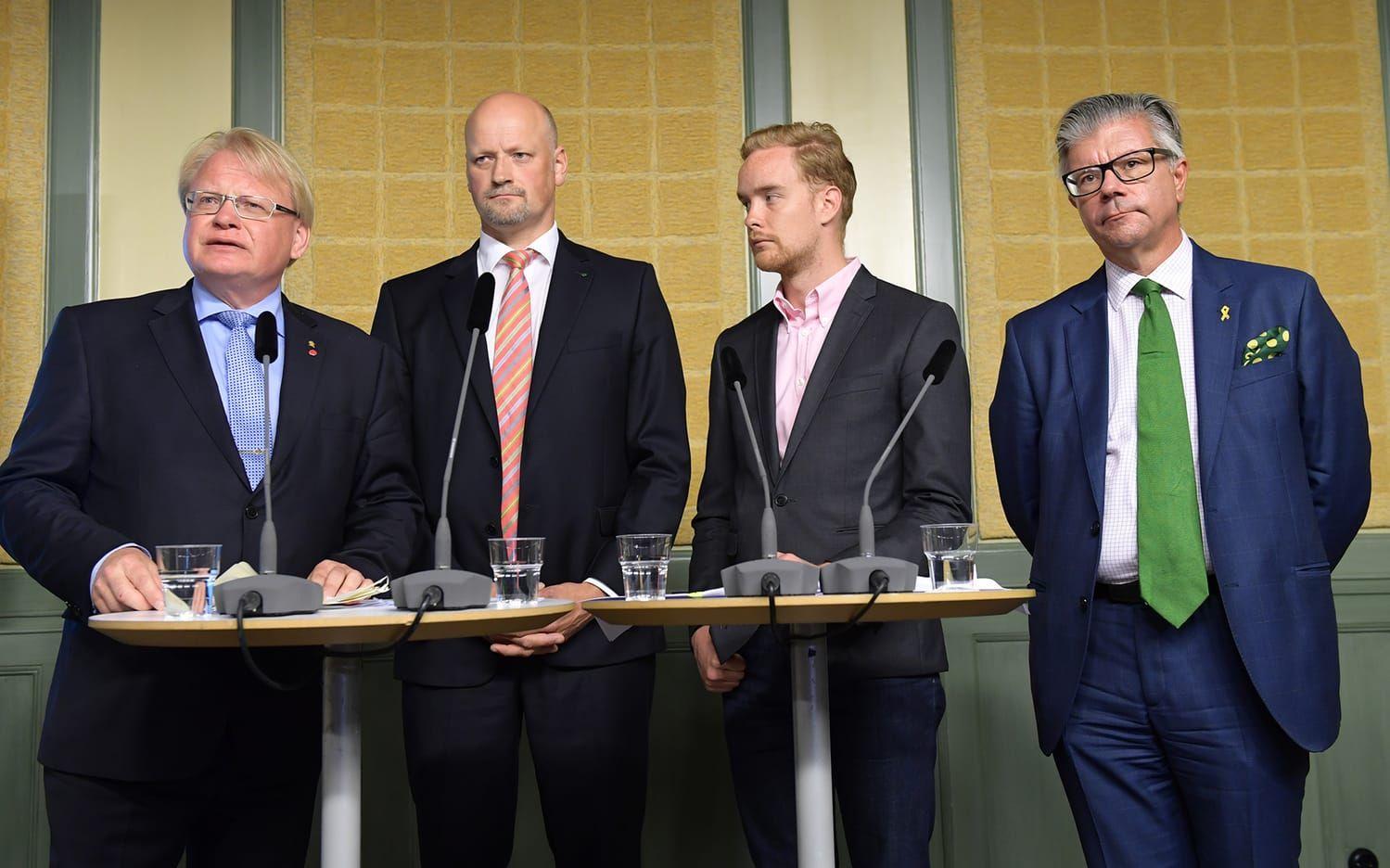 Försvarsminister Peter Hultqvist (S), Daniel Bäckström (C) Anders Schröder (MP) och Hans Wallmark (M) under en pressträff på Rosenbad om försvarsuppgörelsen mellan regeringen och Centerpartiet och Moderaterna. FOTO: TT
