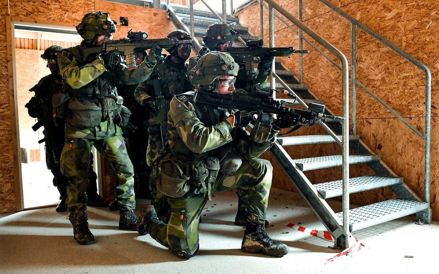 Kvinnliga och manliga rekryter i full stridsutrustning övar strid i stadsmiljö vid markstridsskolan i Kvarn utanför Borensberg. April 2017. ARKIVBILD: TT
