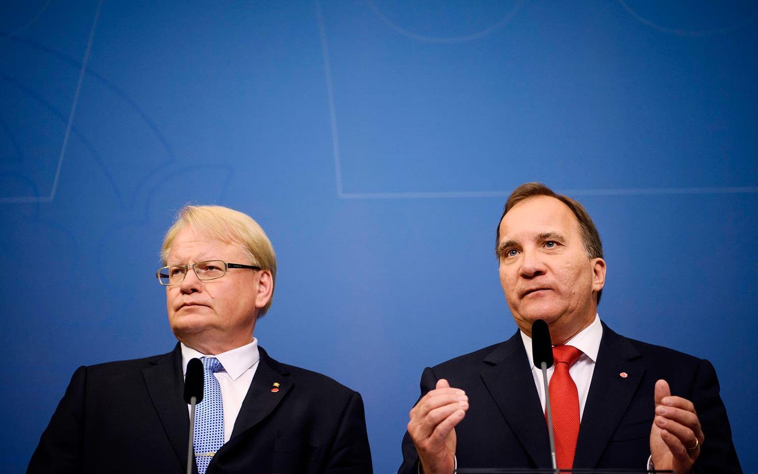 Peter Hultqvist, försvarsminister, och statsminister Stefan Löfven. ARKIVBILD: TT

