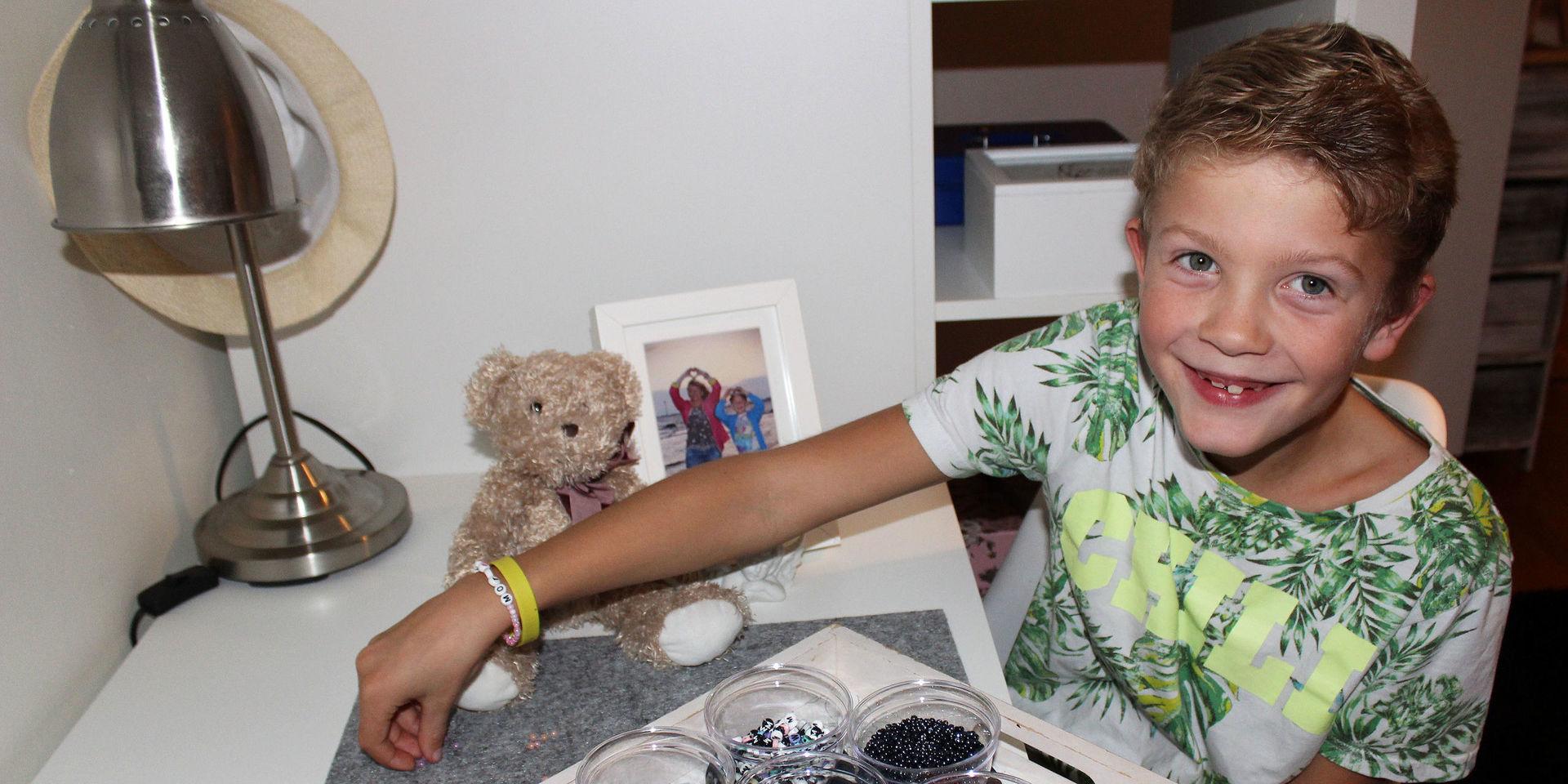 Melvin Johansson, 8, i Torslanda pärlar armband till förmån för bröstcancerforskningen, till minne av sin mammas moster Maggan, som gick bort i våras. Målet är att insamlingen ska nå 30 000 kronor fram till årsskiftet.