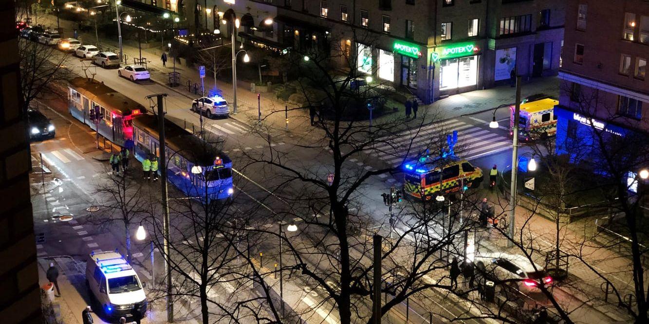 En spårvagn och en personbil krockade strax efter 21 på måndagskvällen i Linné.