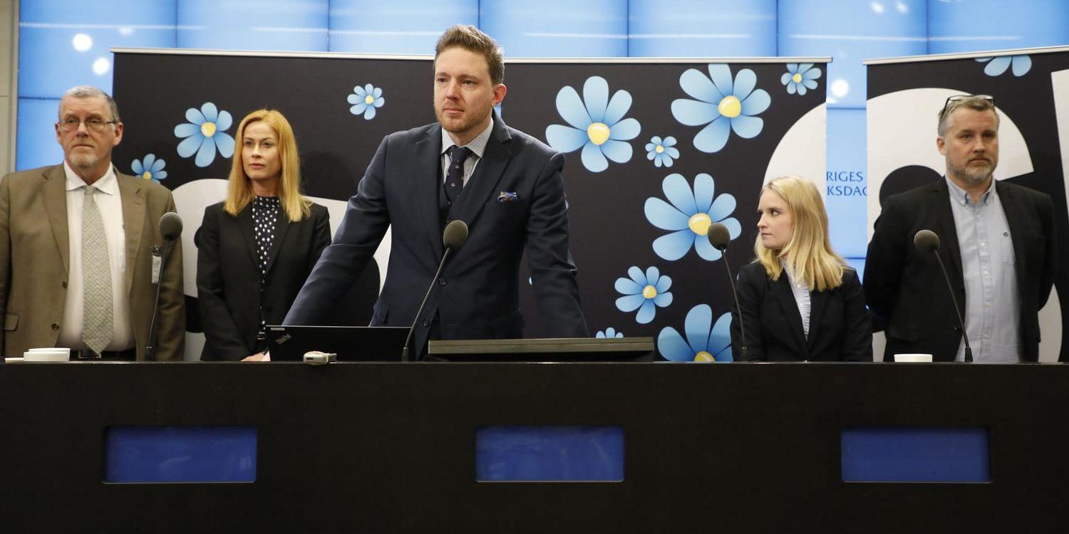 SD:s riksdagskandidatern Tomas Morell, Katja Nyberg, Ebba Hermansson och Jonas Andersson, och i mitten Josef Fransson i Sverigedemokraternas valberedning, vid en pressträff där valberedningen presenterade förslaget till riksdagslista.