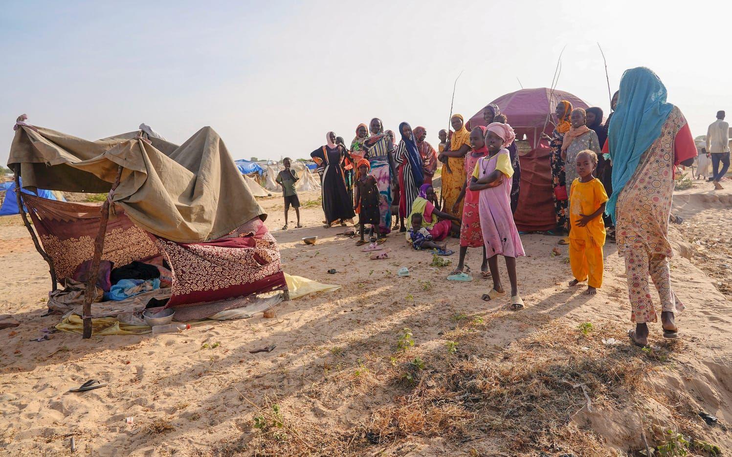 Flyktingar från krigets Sudan som tagit sig till grannlandet Tchad. Arkivbild.