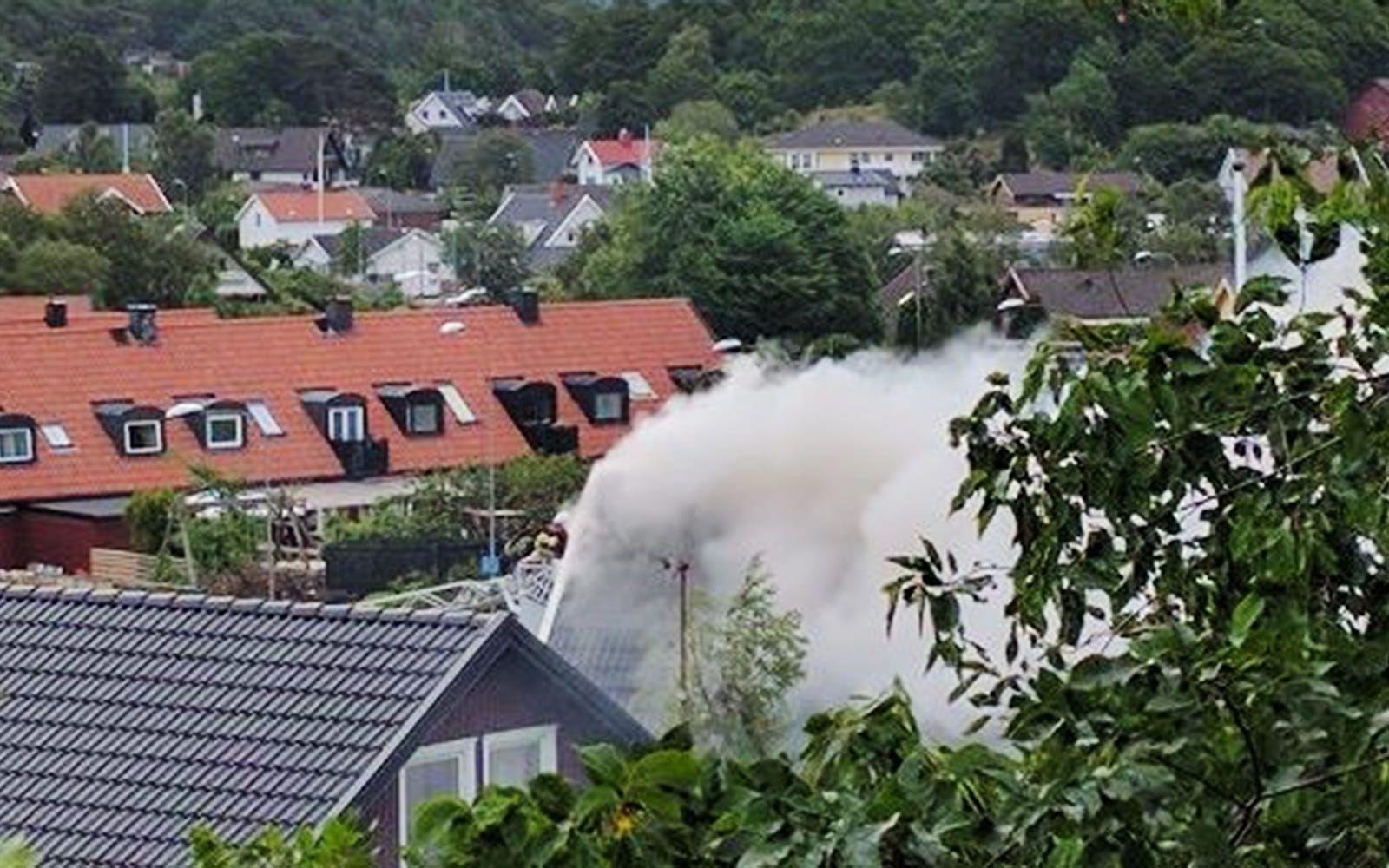 En kraftig brand har brutit ut på vinden i en villa på Näset i Göteborg. Bild: Läsarbild
