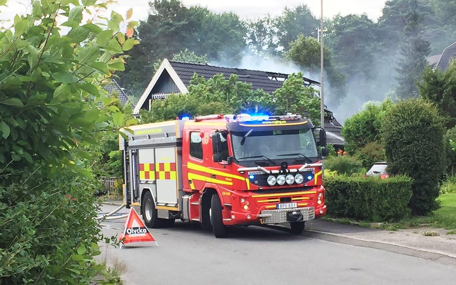 En kraftig brand har brutit ut på vinden i en villa på Näset i Göteborg. Bild: Läsarbild
