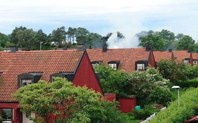 En kraftig brand har brutit ut på vinden i en villa på Näset i Göteborg. Bild: Läsarbild