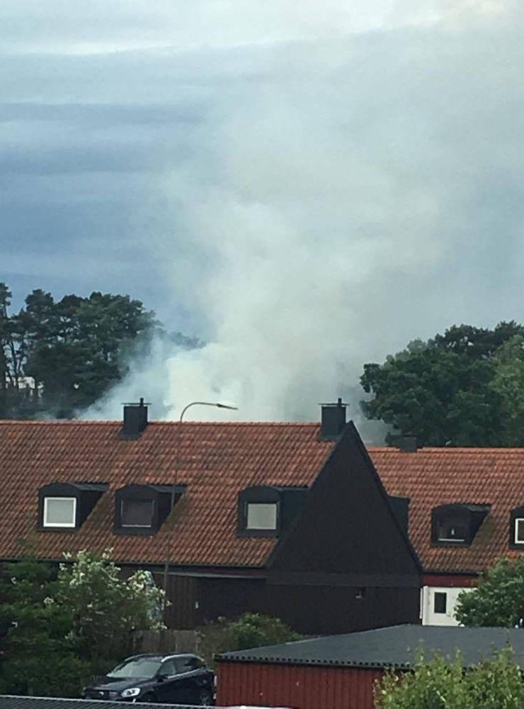 En kraftig brand har brutit ut på vinden i en villa på Näset i Göteborg. Bild: Läsarbild
