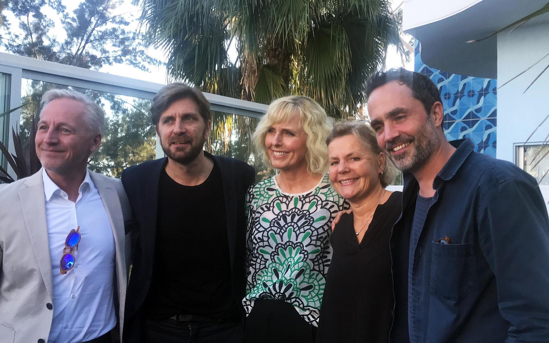 Anna Serner med regissören Ruben Östlund, producenten Erik Hemmendorff, Mikael Fellenius, vd för Film i Väst, mfl på festivalen i Cannes 2018.