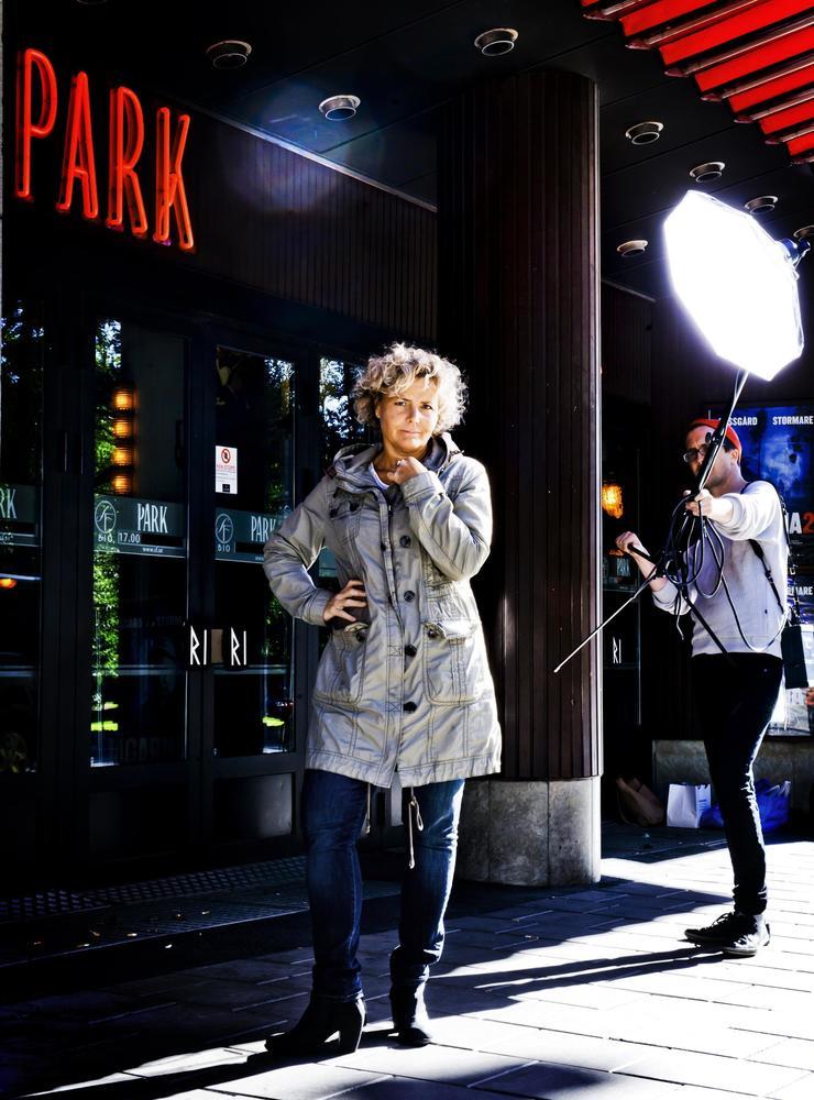 Anna Serner som nytillträdd VD för Filminstitutet 2011. Fotograferad i Stockholm utanför biografen Park på Sturegatan, för ett Söndagsporträtt i GP. Hon kom då närmast från posten som vd för Tidningsutgivarna.