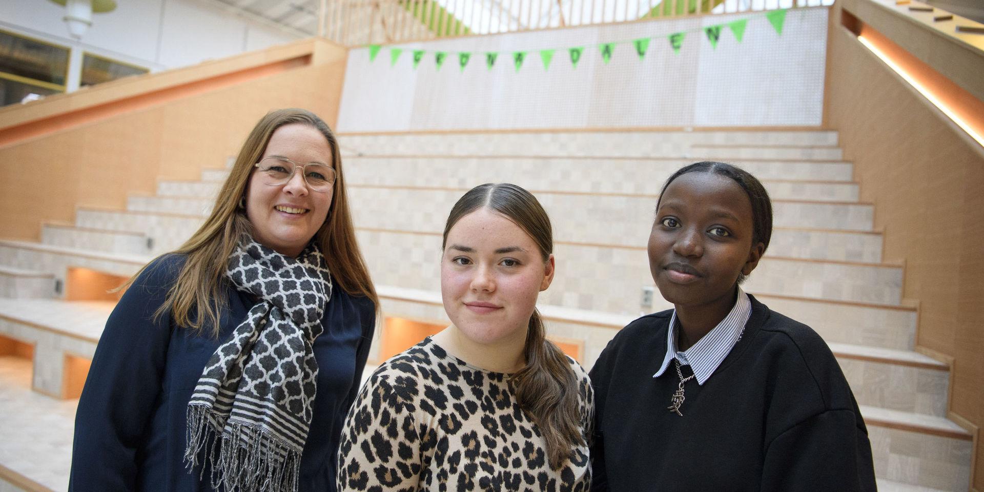 Läraren Annika Sjödahl med eleverna Maria Koroleva och Nyamuhoza Nyahumure på Gröna Dalenskolan i Bålsta. 'Jag försöker skapa min undervisning utifrån vad eleverna själva tycker är intressant', säger Annika Sjödahl.