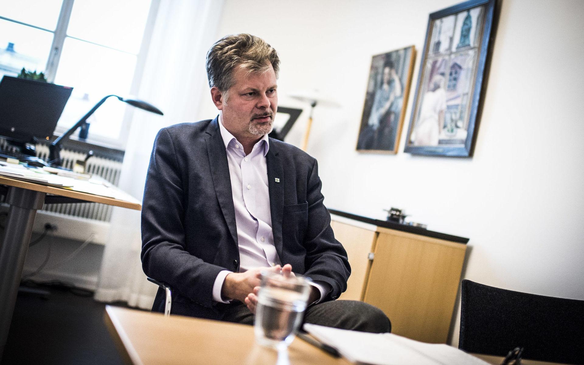 Kommunstyrelsens nyvalde ordförande Axel Josefson har suttit i stadshuset sedan i februari, då han efterträdde Maria Rydén.