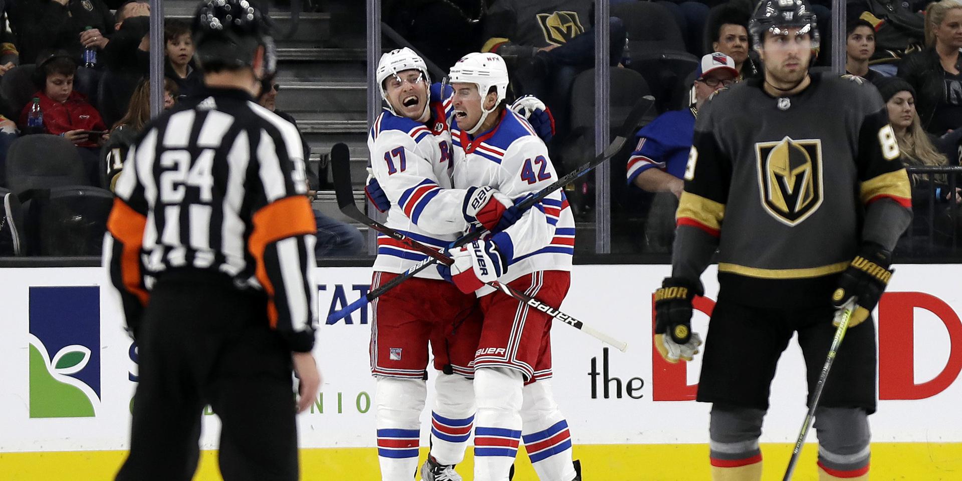 New York Rangers Jesper Fast och Brendan Smith firar svenskens mål i Las Vegas.