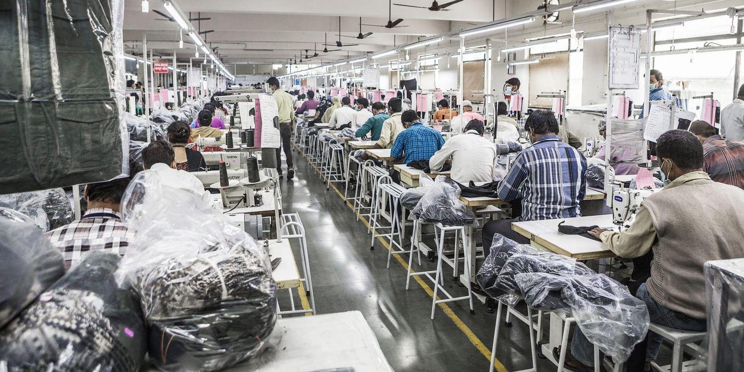 Textilarbetare vid symaskiner