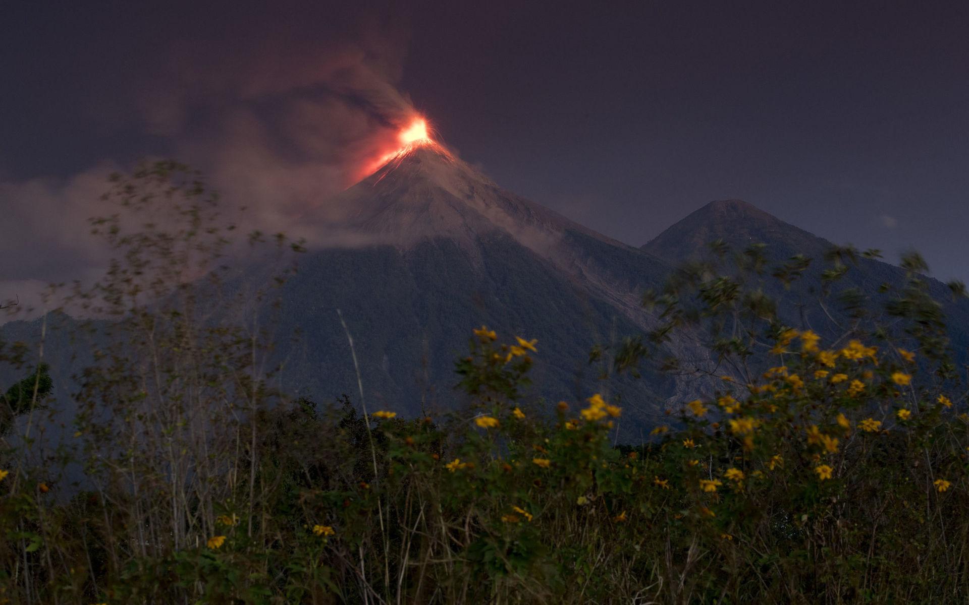 Under söndagskvällen, lokal tid, fick Volcán de Fuego – &quot;Eldvulkanen&quot; – i södra Guatemala ett utbrott. 