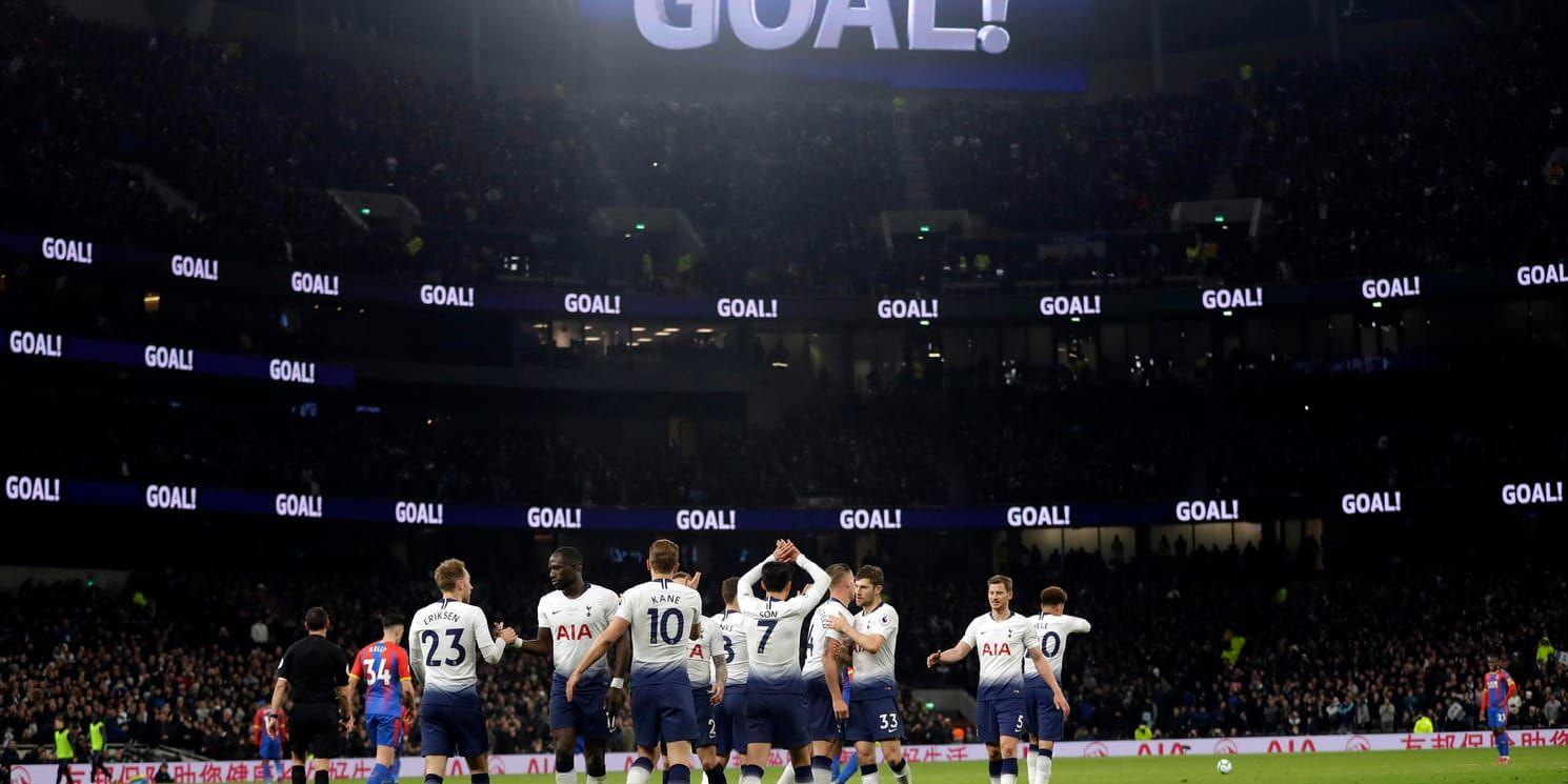 Tottenham firar första målet på nya arenan i 2–0-matchen mot Crystal Palace.