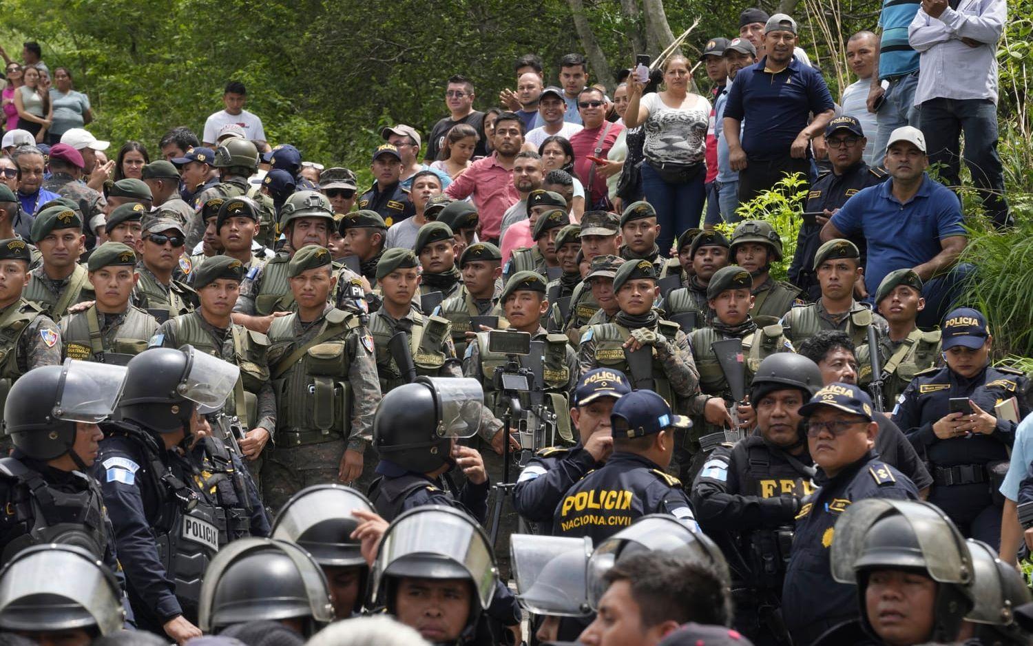 Polis och militär vaktar vallokaler i San José El Golfo, en förstad till Guatemala City.