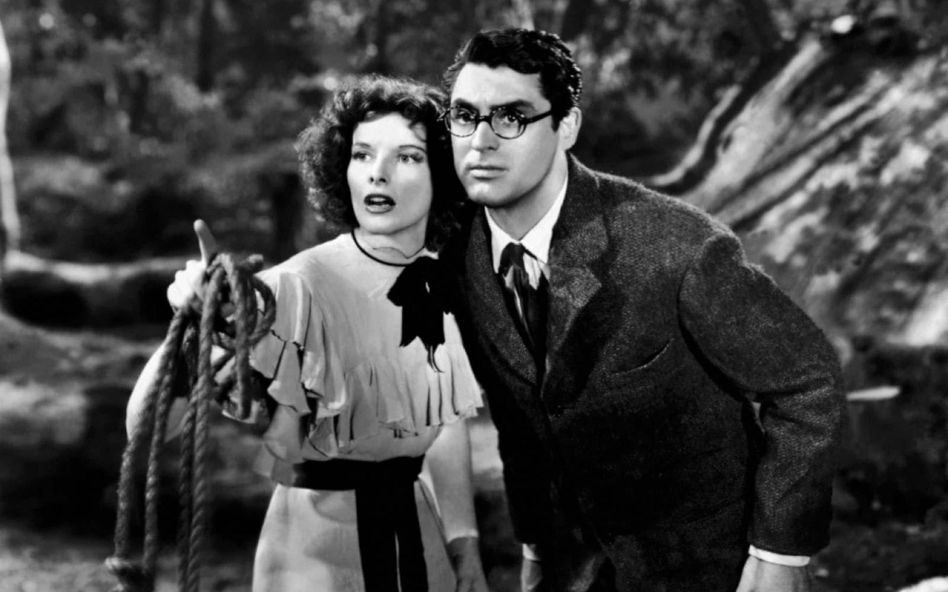 ”Bringing up baby” halvsågades när den kom men har med tiden tagit plats bland romcom-klassikerna. Fattas annat med Katharine Hepburn och Cary Grant i huvudrollerna. 